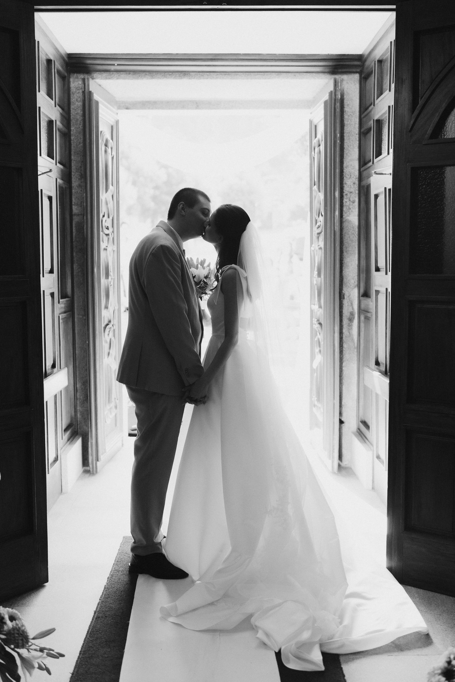 Silhueta artística de um casal em um corredor branco, criando um retrato de casamento impactante. Casamento em Esposende
