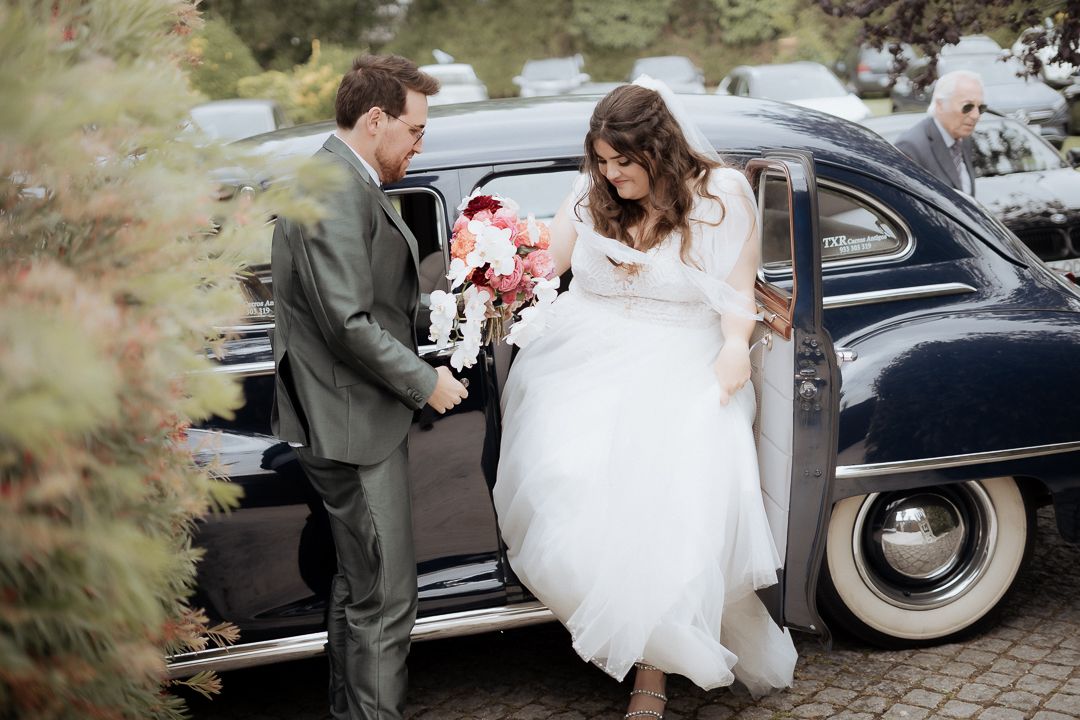 Chegada dos noivos ao local da festa de casamento na Quinta do Carvalho.