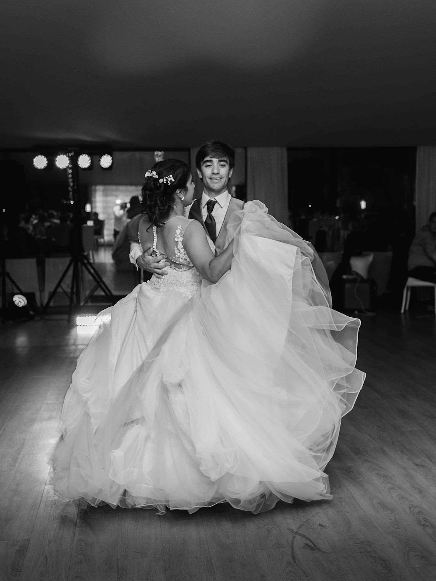 Fotografia a preto e branco dos noivos na sua dança de casamento na Quinta de Santo André