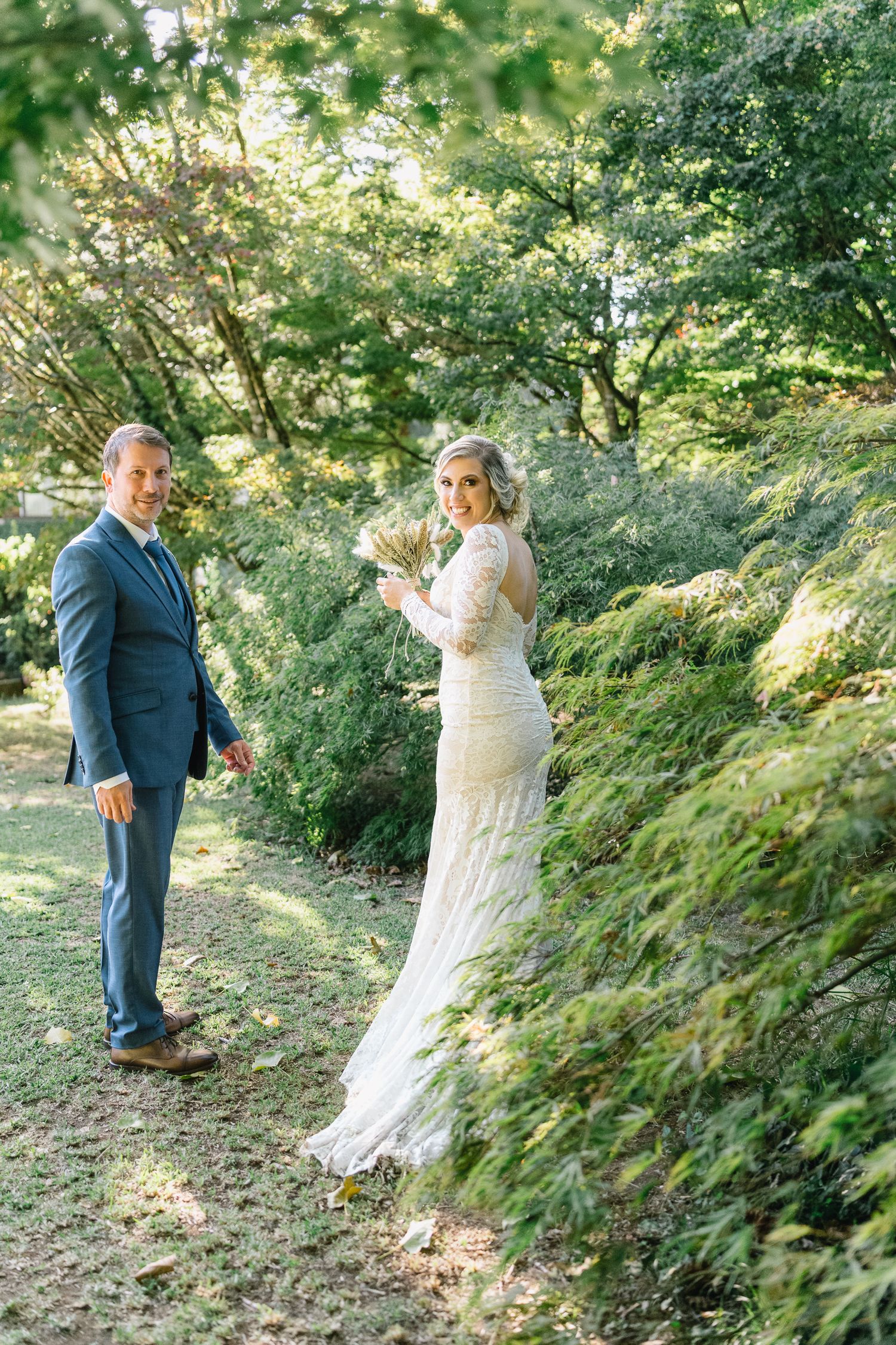noivos junto num exuberante jardim verde durante a sua celebração ao ar livre. Casamento rustico em ponte de lima