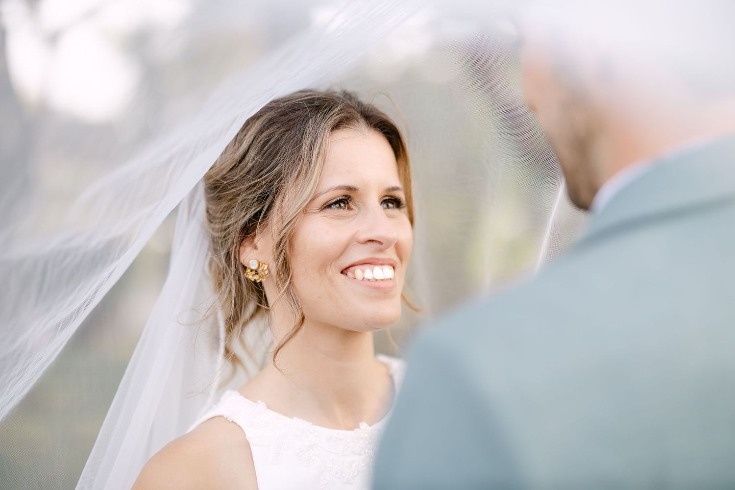 Momento intimo entre os noivos em casamento de outono na Quinta do Carvalho em Viana do Castelo.