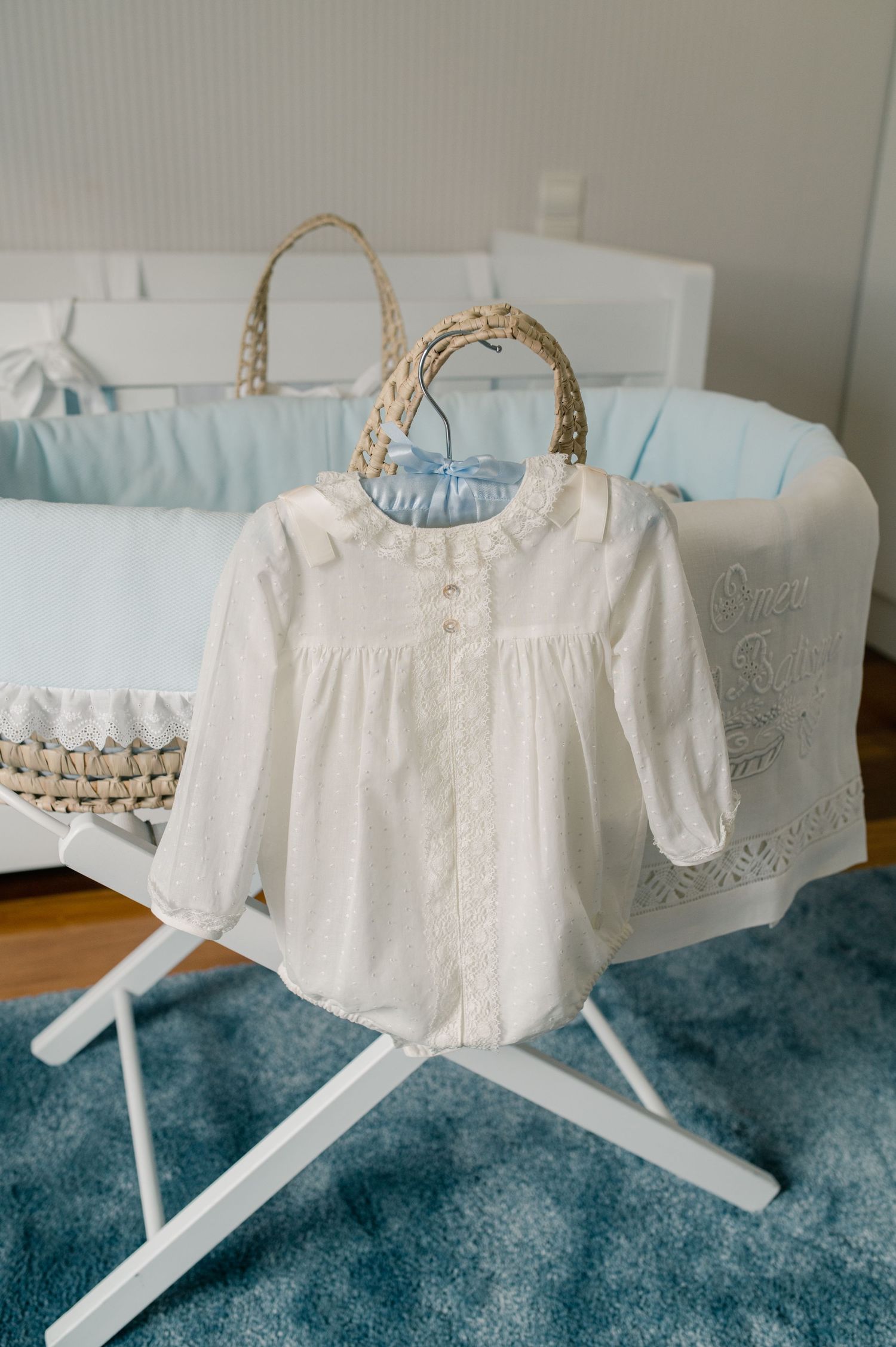 Vestidos batismais ou de batismo brancos em estilo vintage expostos em cabides.