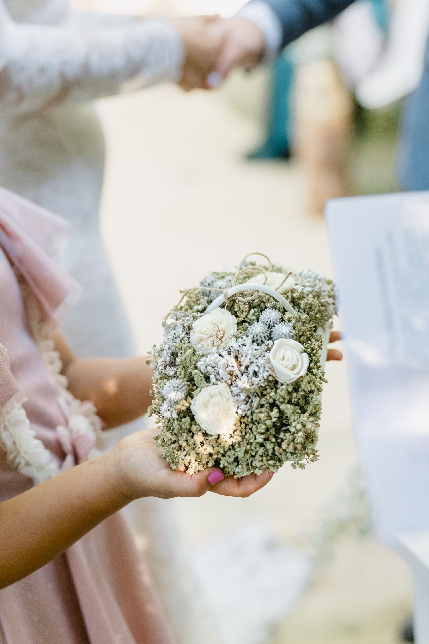Um delicado bouquet de gipsofila branca e verde num casamento rustico em ponte de lima