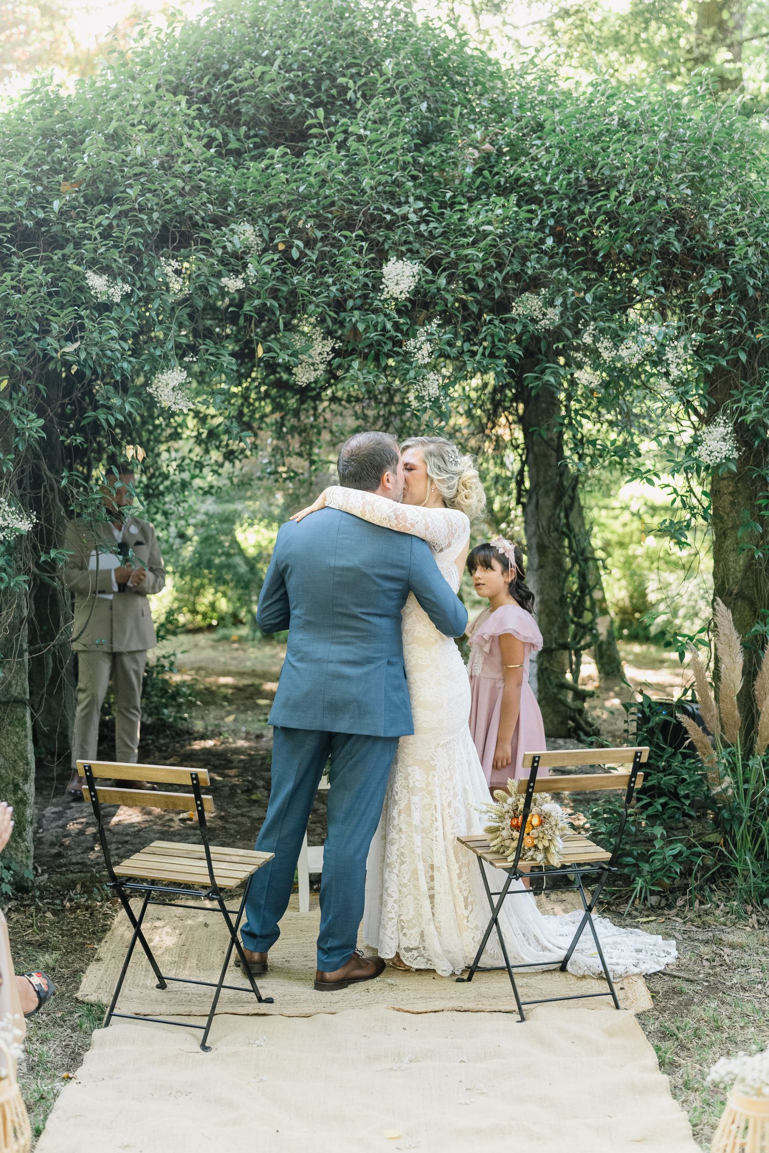 Um casal partilha um momento romântico num jardim durante a cerimónia de casamento em ponte de Lima