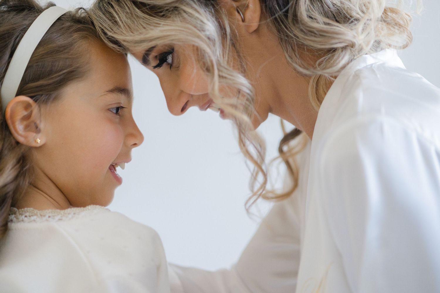 Uma série de momentos íntimos da preparação do Batizado a mostrar os detalhes de perto do penteado e dos preparativos da noiva.
