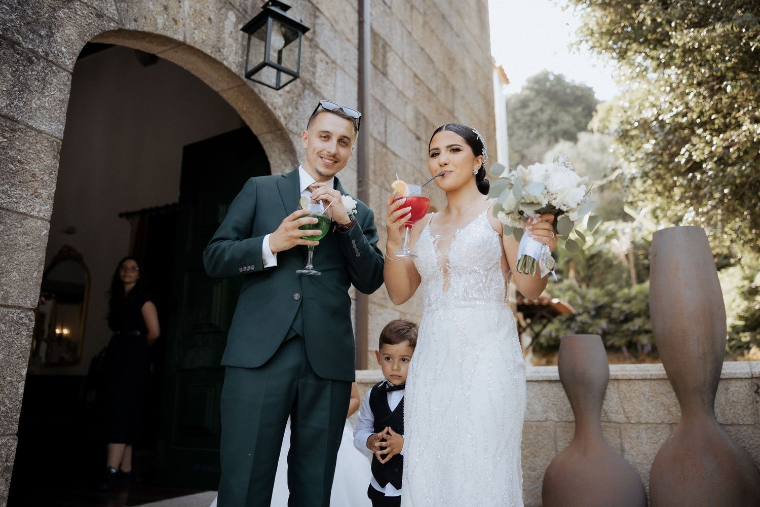 celebração de casamento em um local rústico da Quinta da Pia Barcelos, com os convidados.