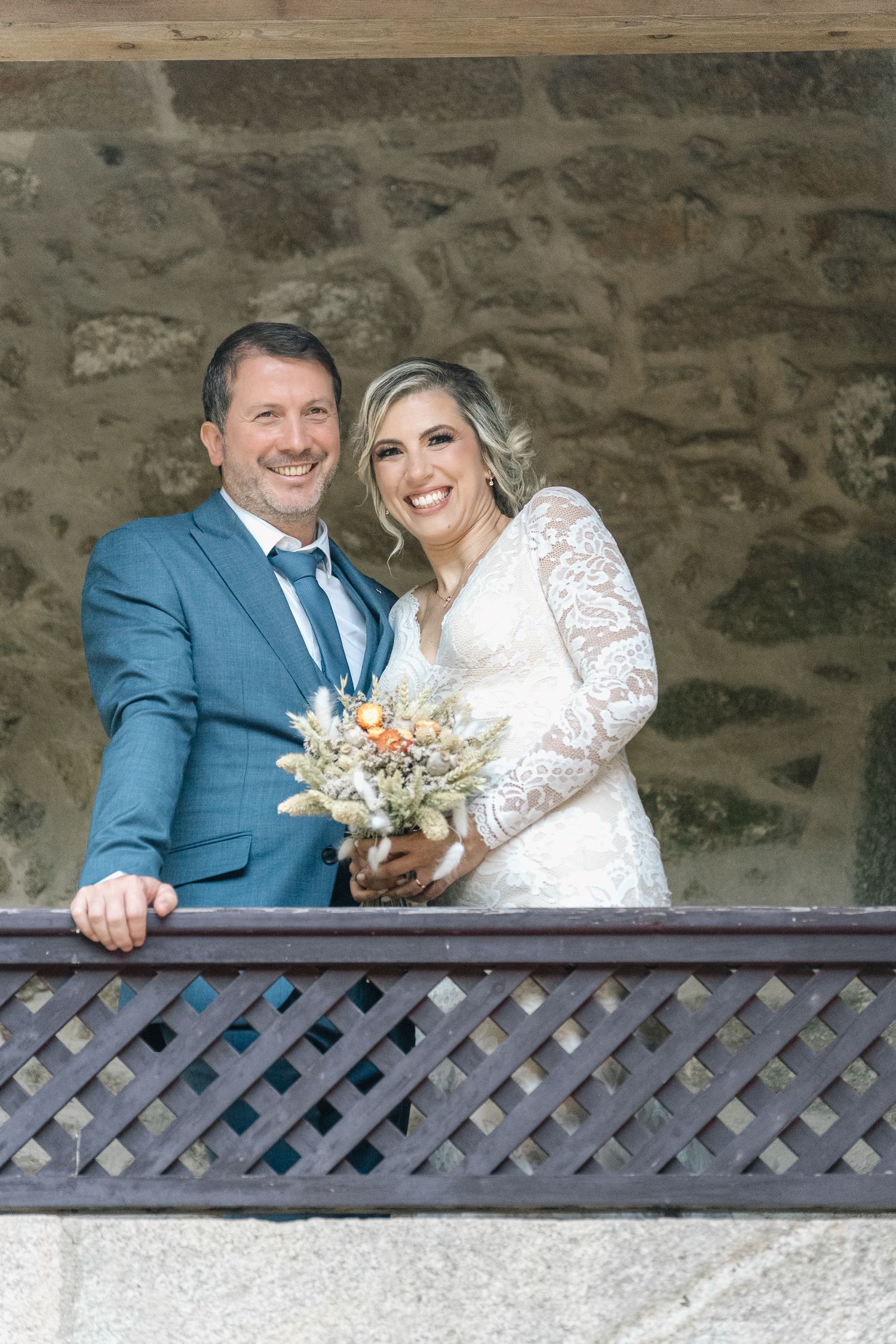 noivos pousam numa varanda rustica , casamento em Ponte de Lima