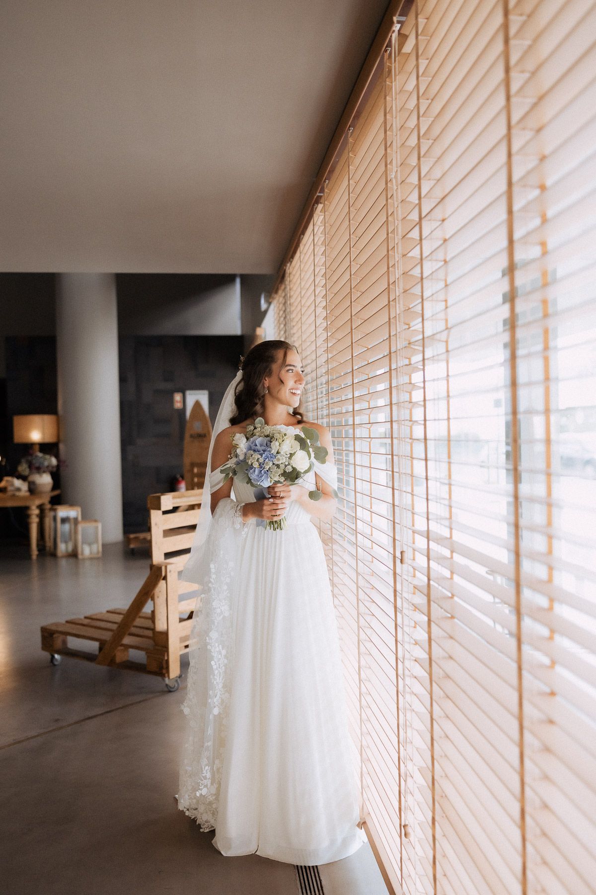 Noiva elegante com vestido branco, segurando um bouquet flores no Set Lounge Azurara fotografada por Paulo Roque Fotografo