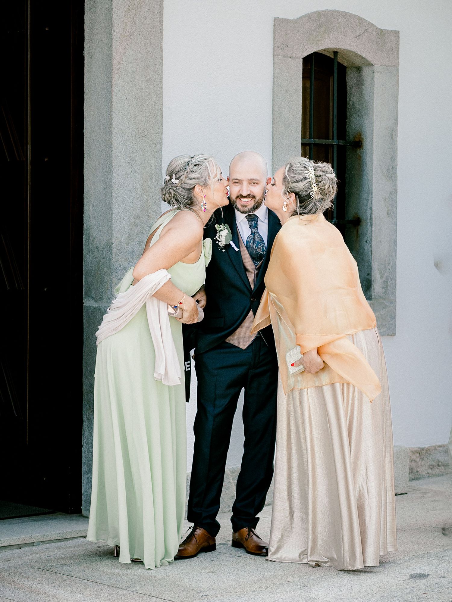 Noivo acompanhado pelas irmãs na Quinta do Cruzeiro em Vila Praia de Âncora, fotografia de casamento em Portugal