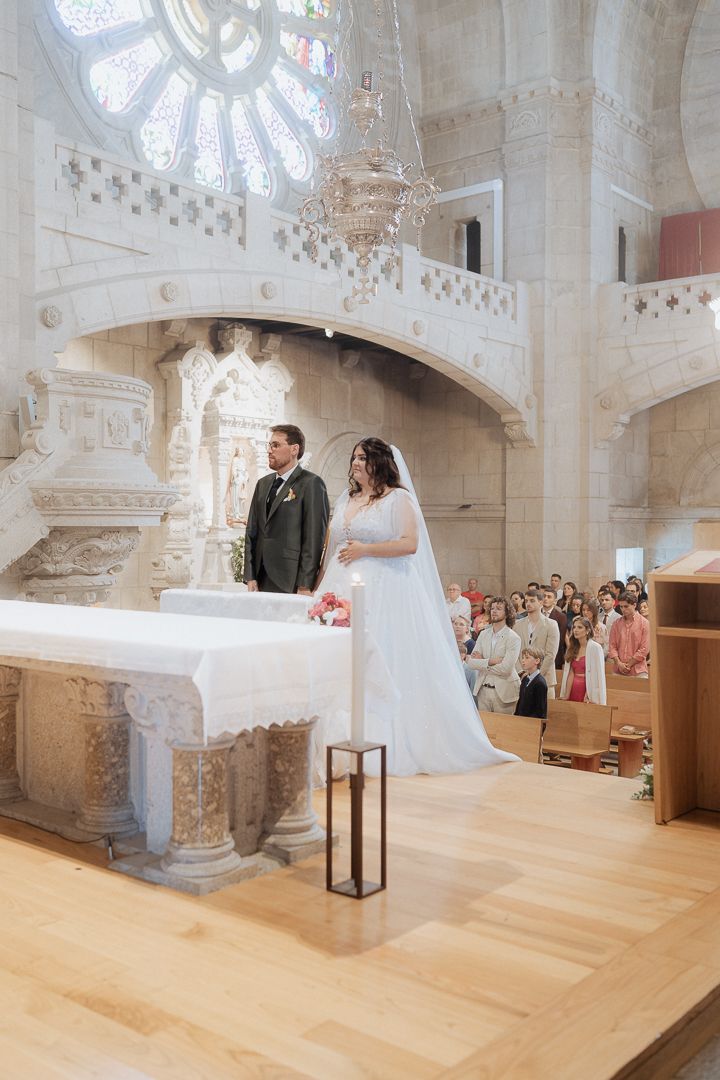 Noivos na sua cerimónia de casamento na Basilica de Santa Luzia em Viana do castelo