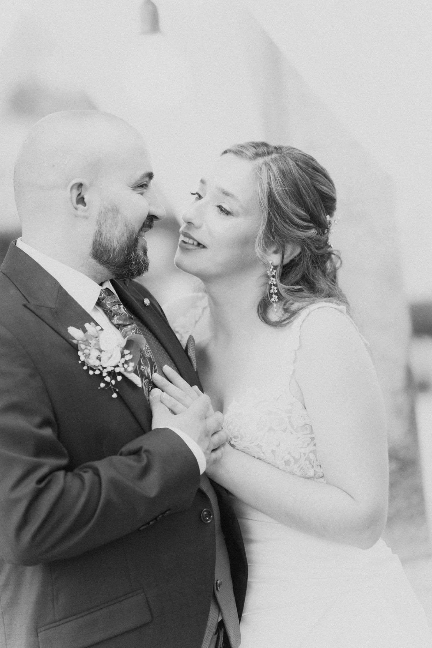 Foto romântica a preto e branco decasal trocando beijos carinhosos no dia do casamento na Quinta do Cruzeiro em Vila Praia de Ancora