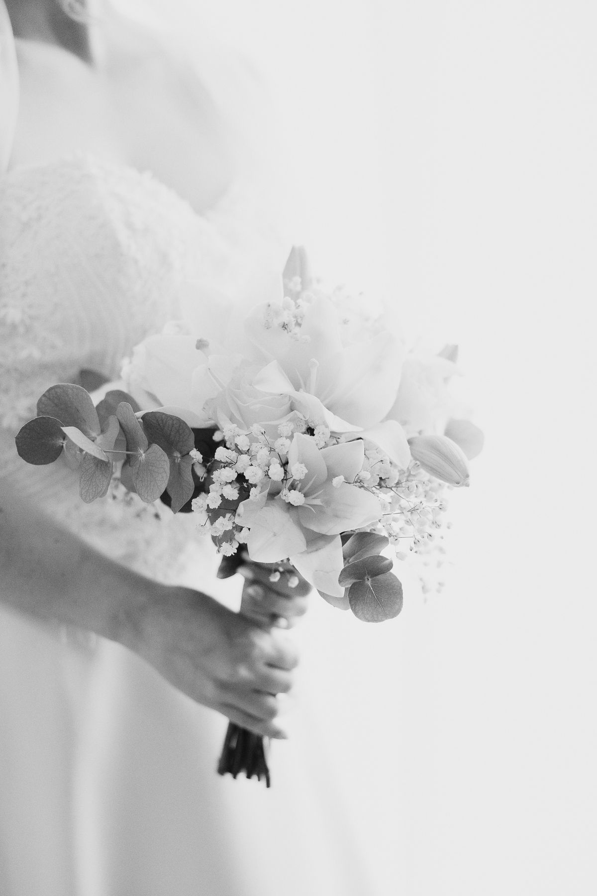 Fotografia a preto e branco de noiva a segurar um bouquet de noiva com rosas, na quinta de Santo André. Fotografia de Paulo Roque Fotografo.