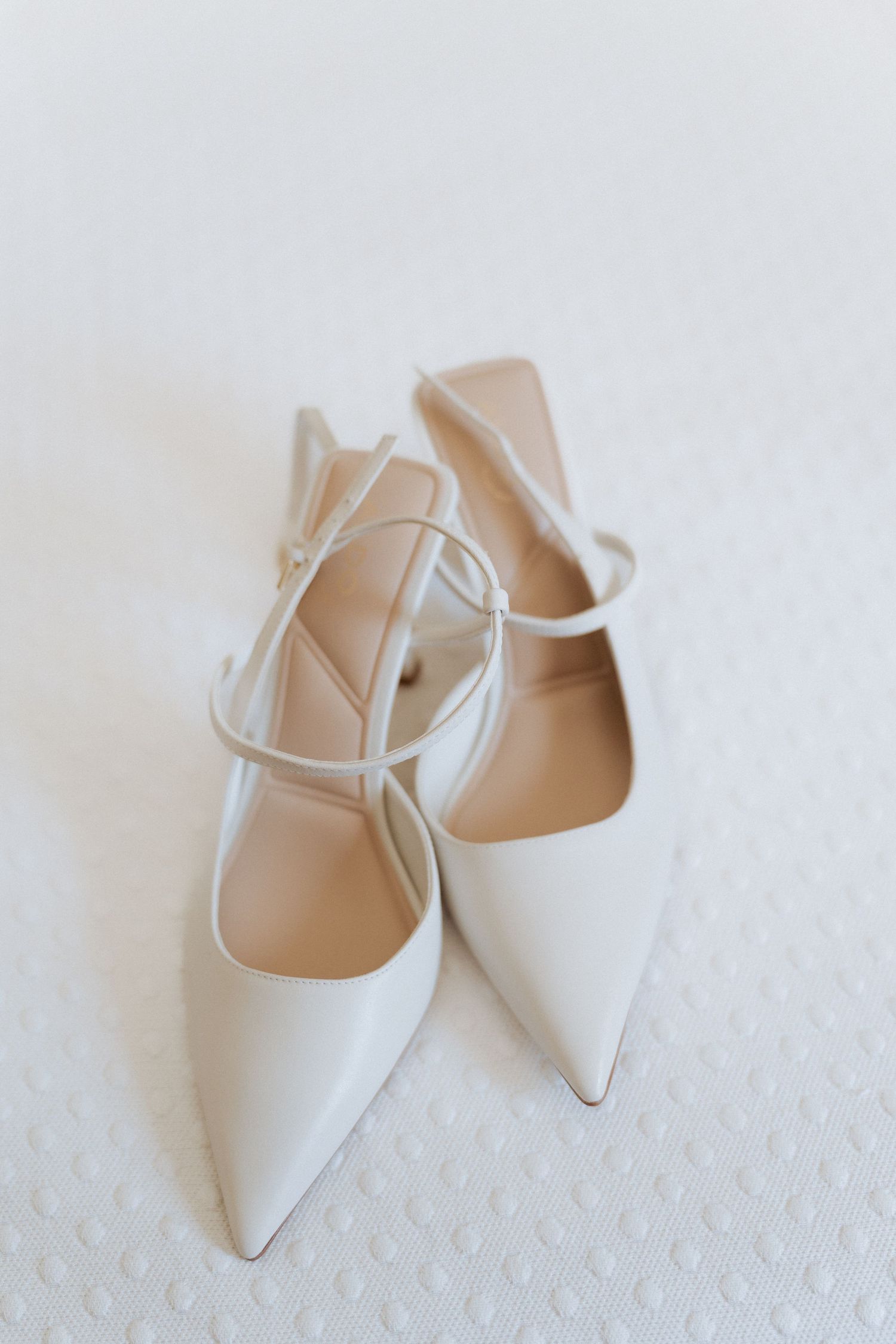 Elegantes sapatos de noiva brancos de salto baixo com bico fino, casamento na Quinta do Cruzeiro, fotgrafia de paulo Roque Fotógrafo