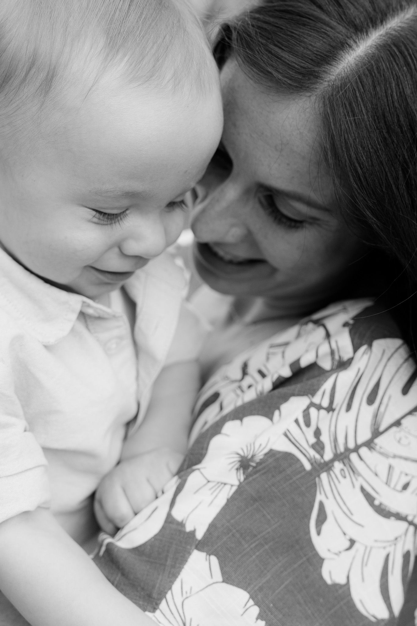 Black and white close-up of a mother cuddling her baby, Familienfotografie