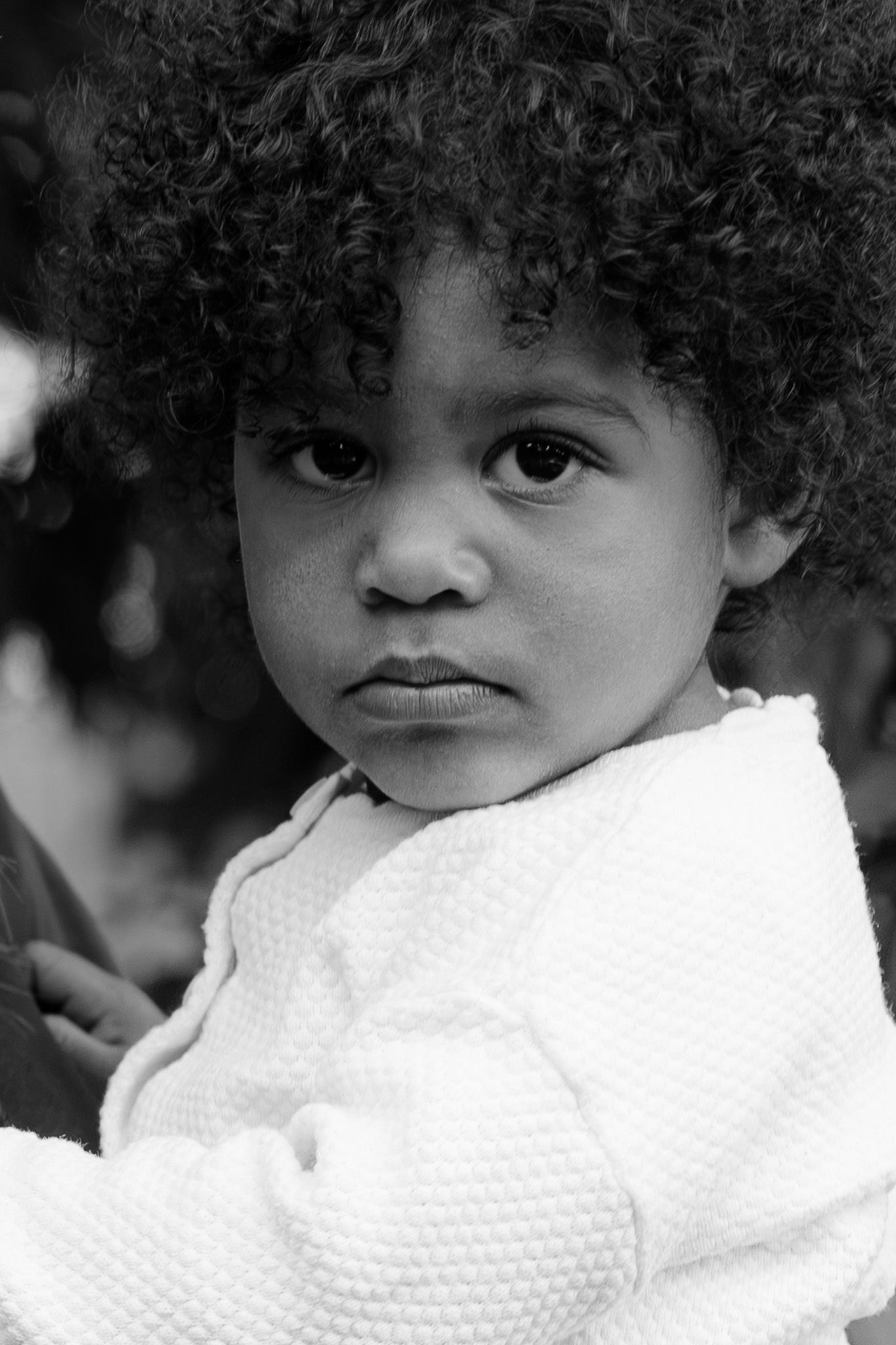 Black and white portrait of a toddler with a serious look, Kinderfotografie