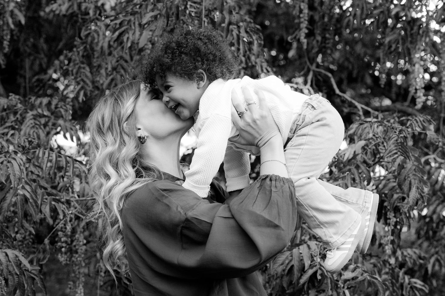 Black and white photo of a mother kissing her toddler’s cheek, Familienshooting Stuttgart