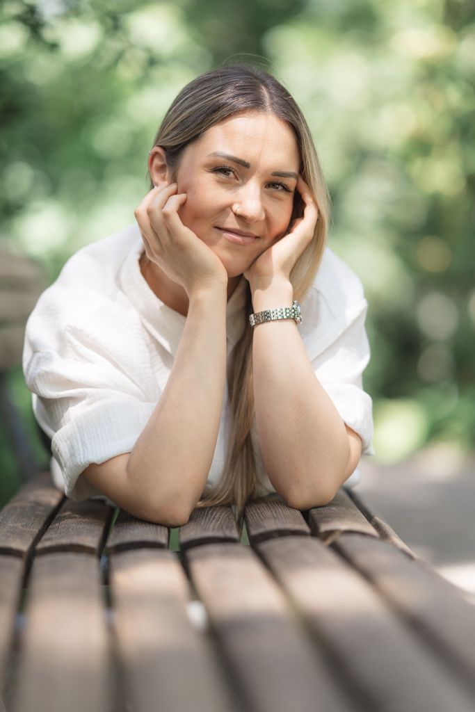 Authentische, ausdrucksstarke Porträts mit moderner, natürlicher Ästhetik und einem klaren Blick für echte Emotionen.
