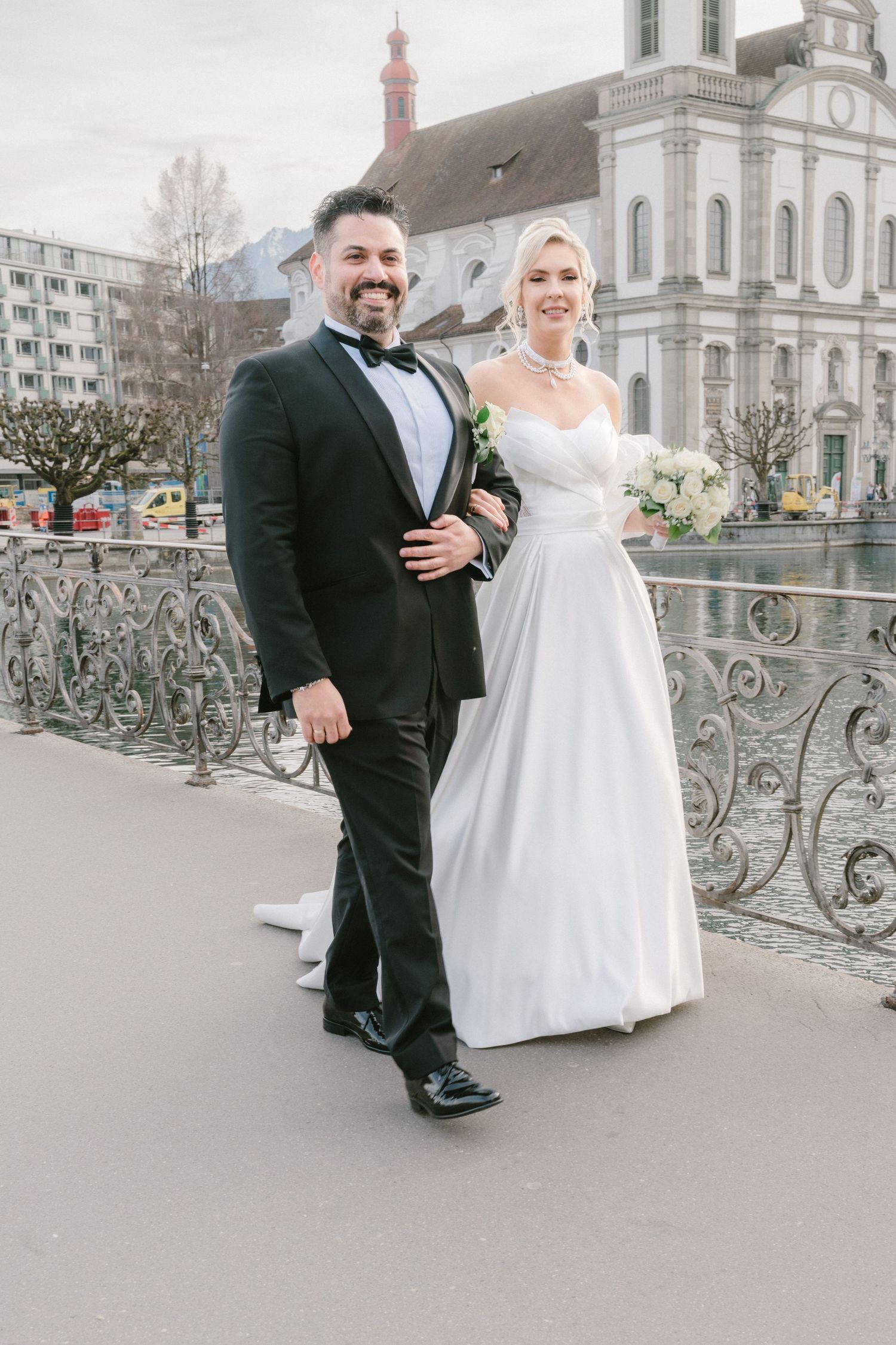 Moderne, natürliche und editorial‑inspirierte Hochzeitsfotografie in der Schweiz mit Fokus auf echten Momenten und zeitloser Ästhetik.