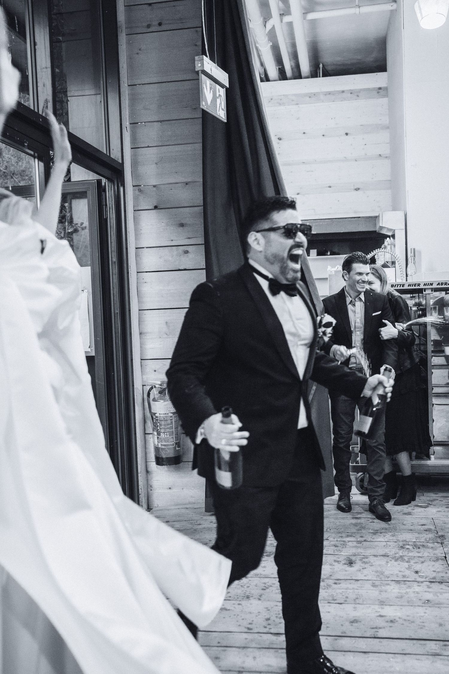 Moderne, natürliche und editorial‑inspirierte Hochzeitsfotografie in der Schweiz mit Fokus auf echten Momenten und zeitloser Ästhetik.
