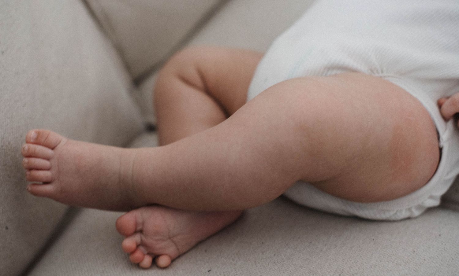 Oakville family photographer capturing chunky legs of a 3 month old baby