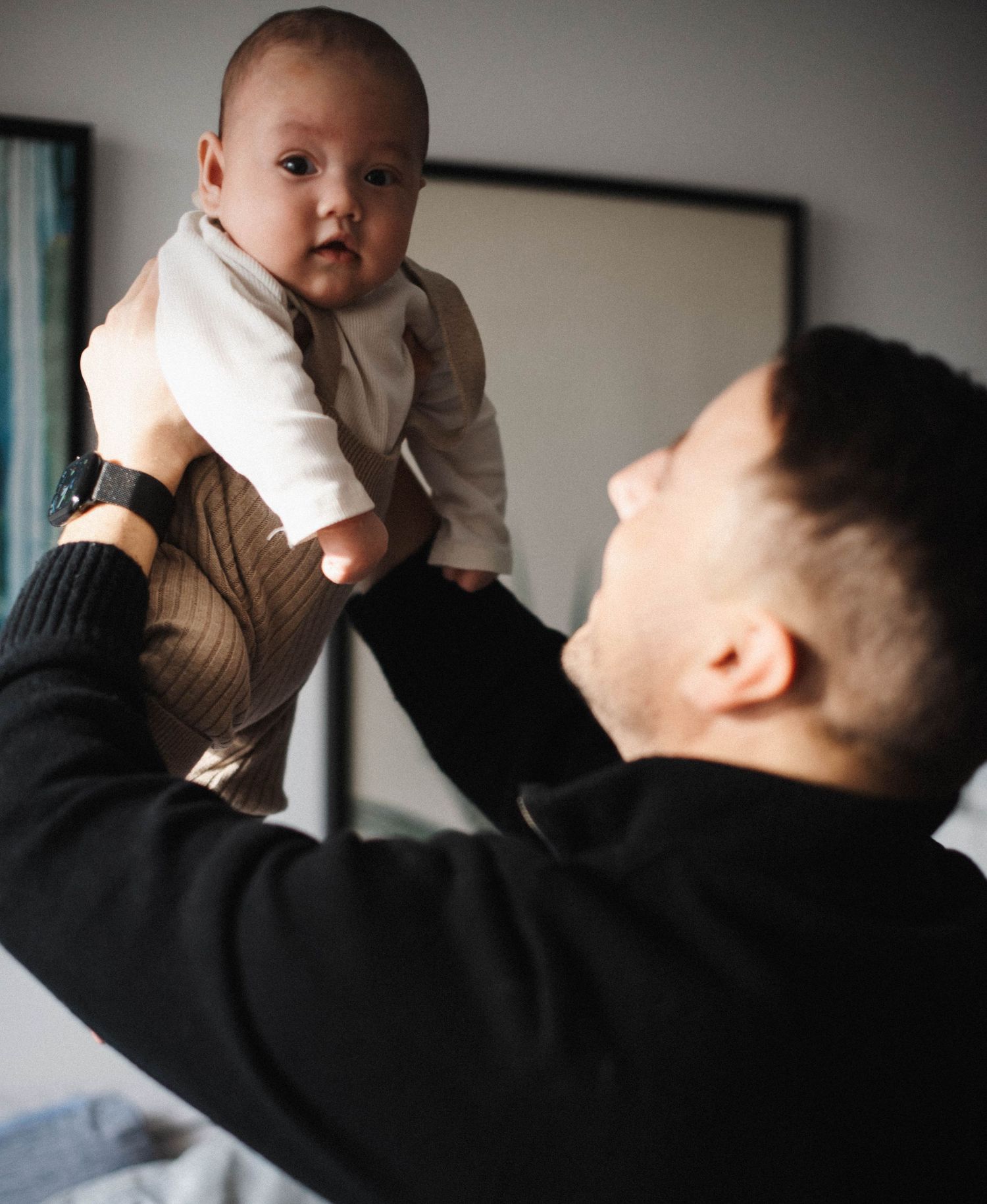 Mississauga lifestyle photographer capturing a quiet moment between dad and baby