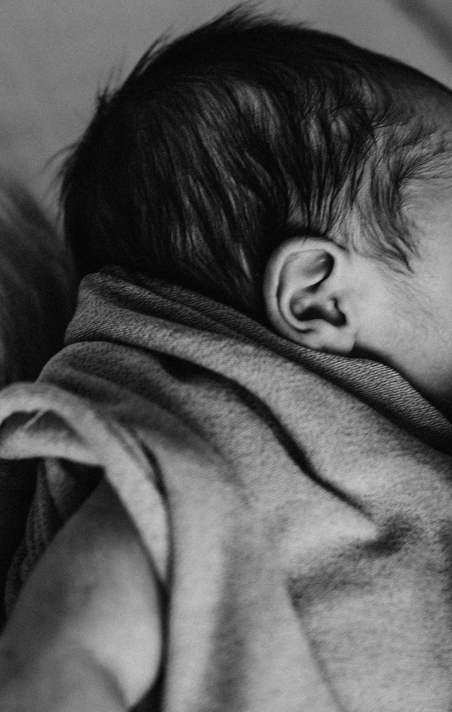 Behind-the-scenes of an in-home newborn photography session capturing all the little details