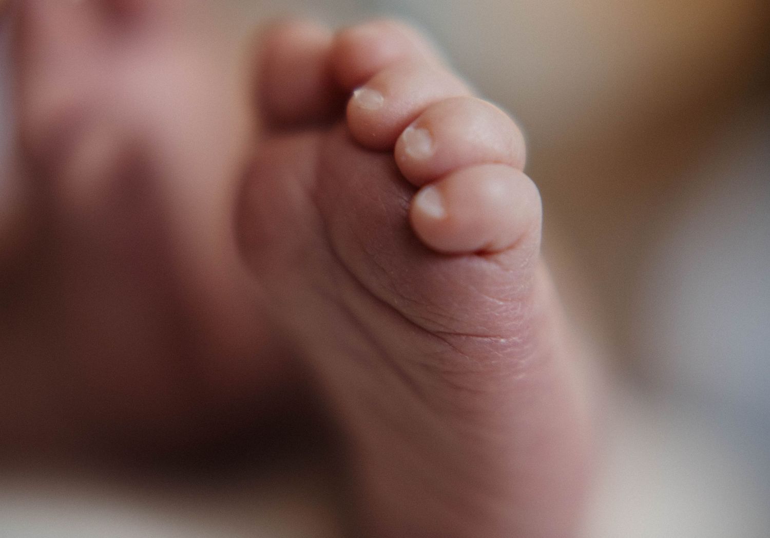 Oakville photographer capturing tiny feet and toes of newborn