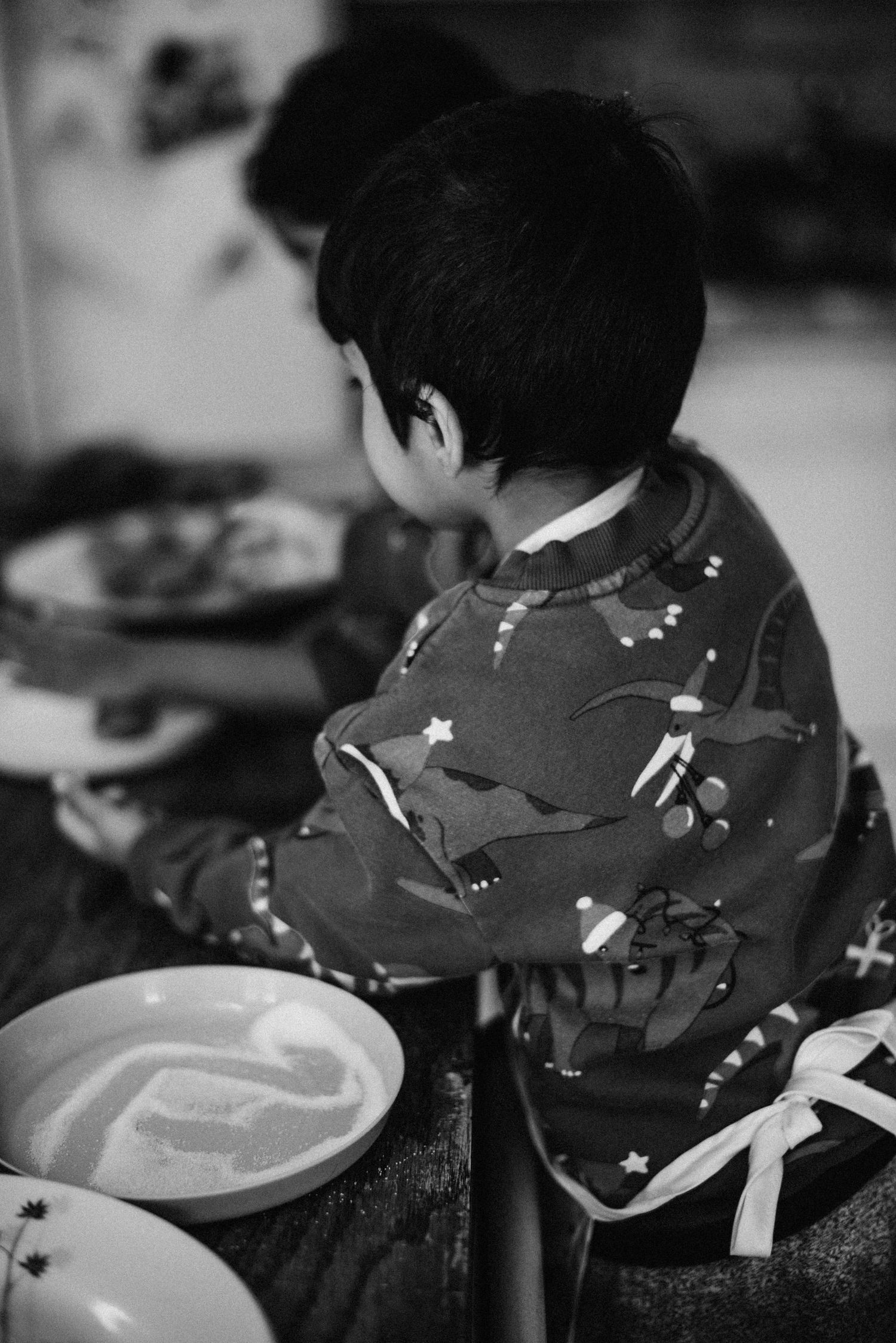 Mississauga in-home photographer documenting siblings baking cookies
