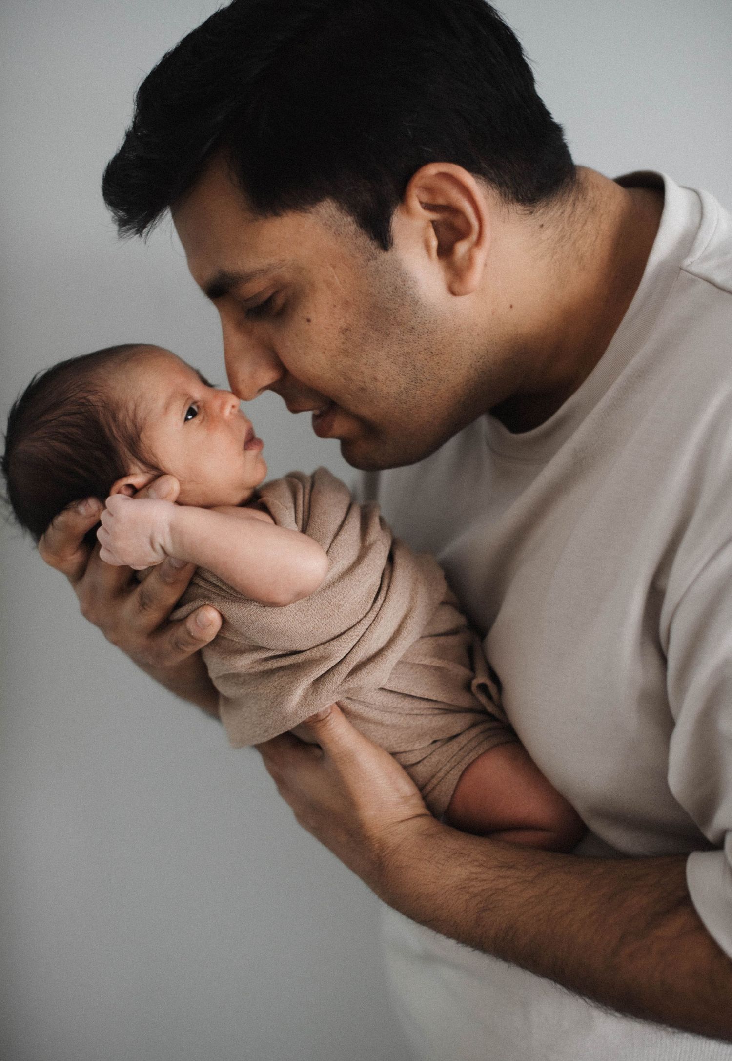 Mississauga maternity photographer capturing natural, emotional moments