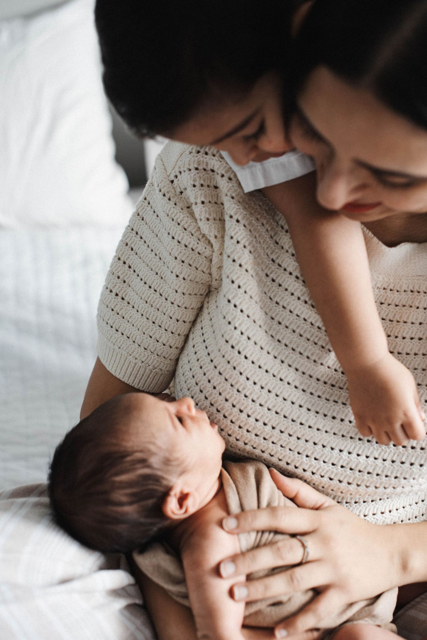 Mississauga family photographer capturing older sibling and mom with newborn baby