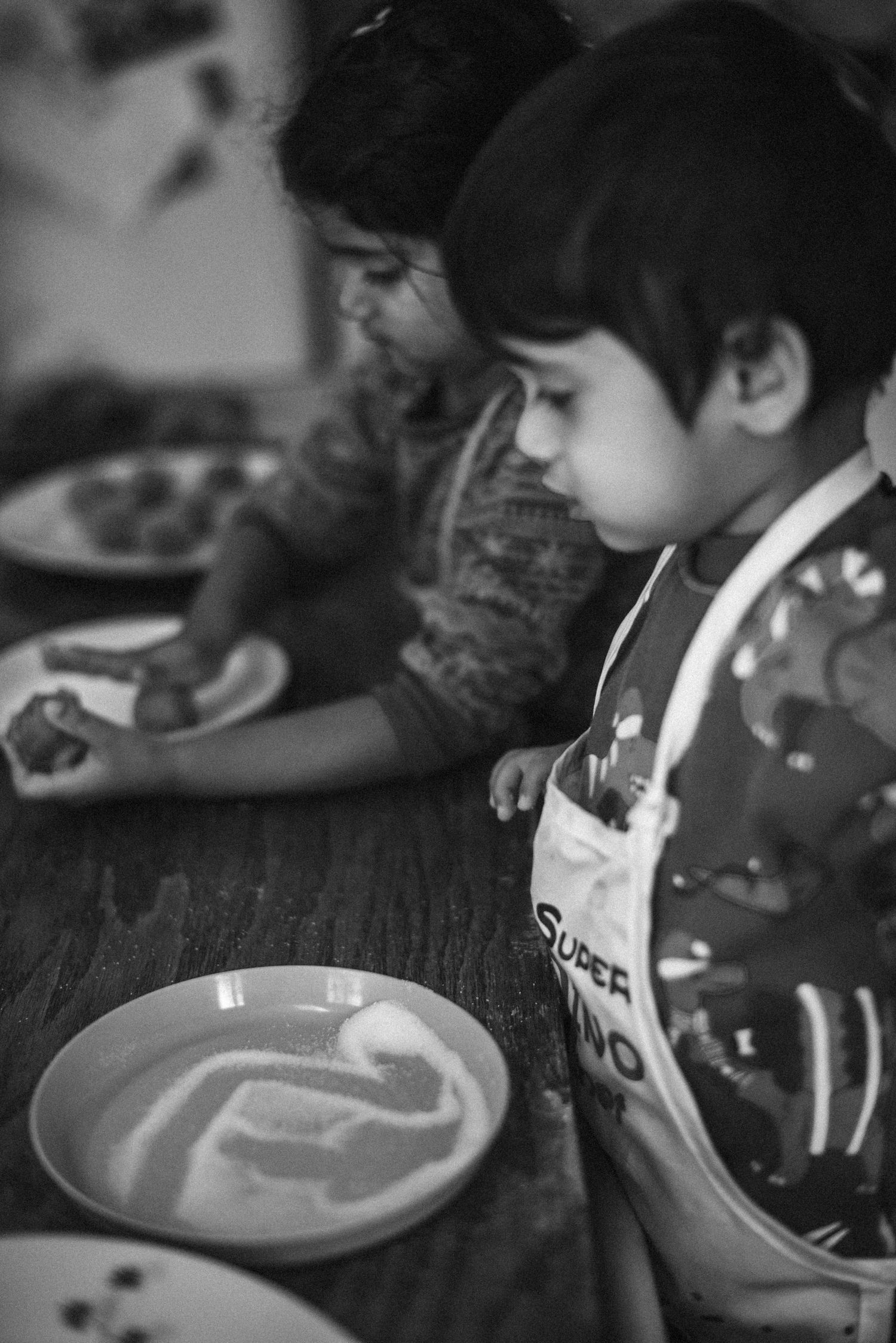 Mississauga in-home photographer documenting siblings baking cake