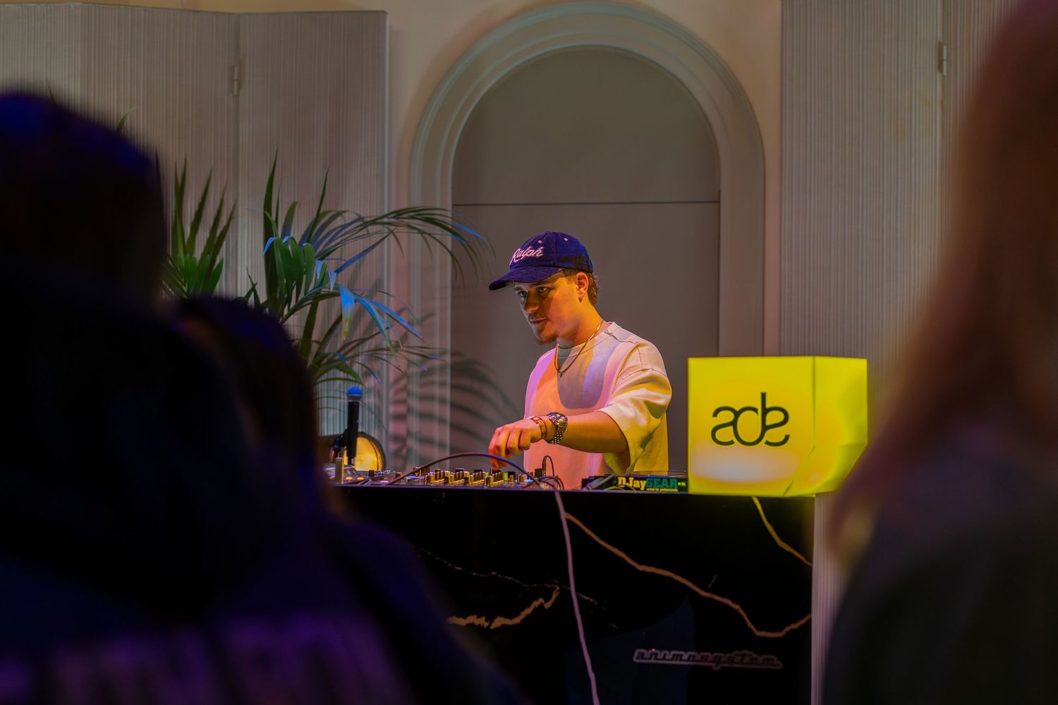 Eventfotografie van Oliver Cricket tijdens Amsterdam Dance Event (ADE), live performance met energieke sfeer.