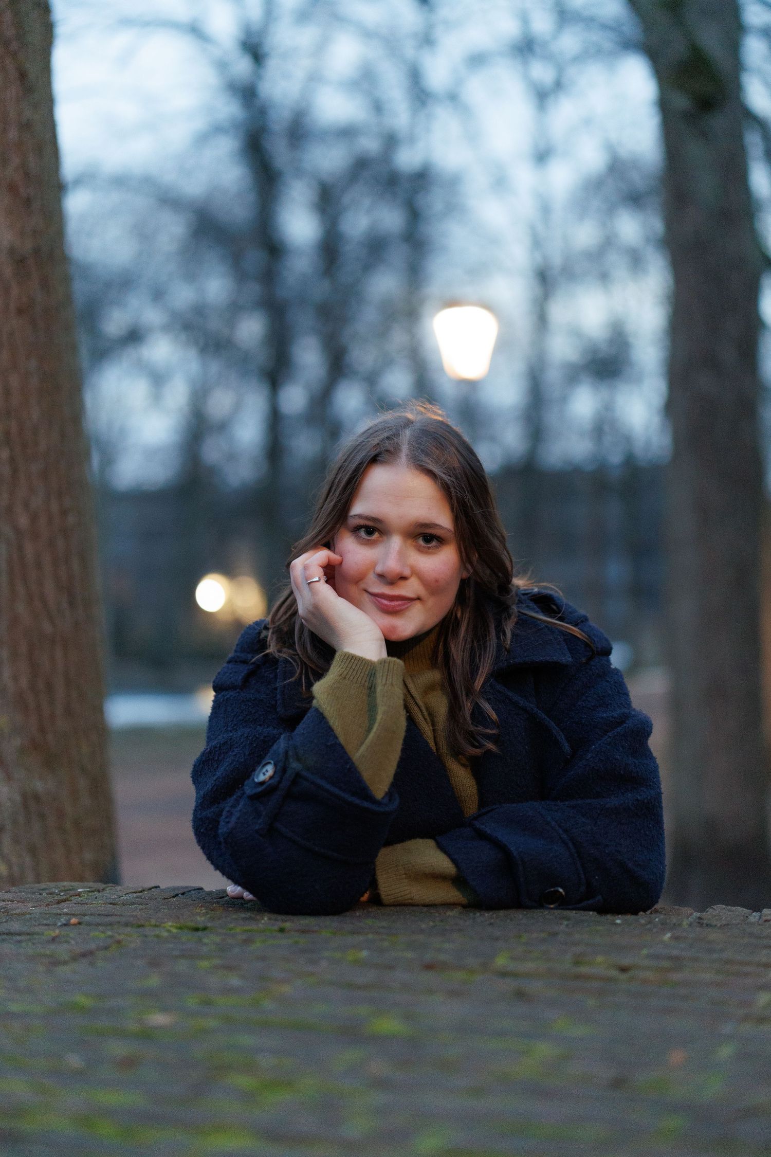 Portretfoto van een vrouw in een winterpark in alphen aan den rijn met sneeuw, vastgelegd met natuurlijk licht.
