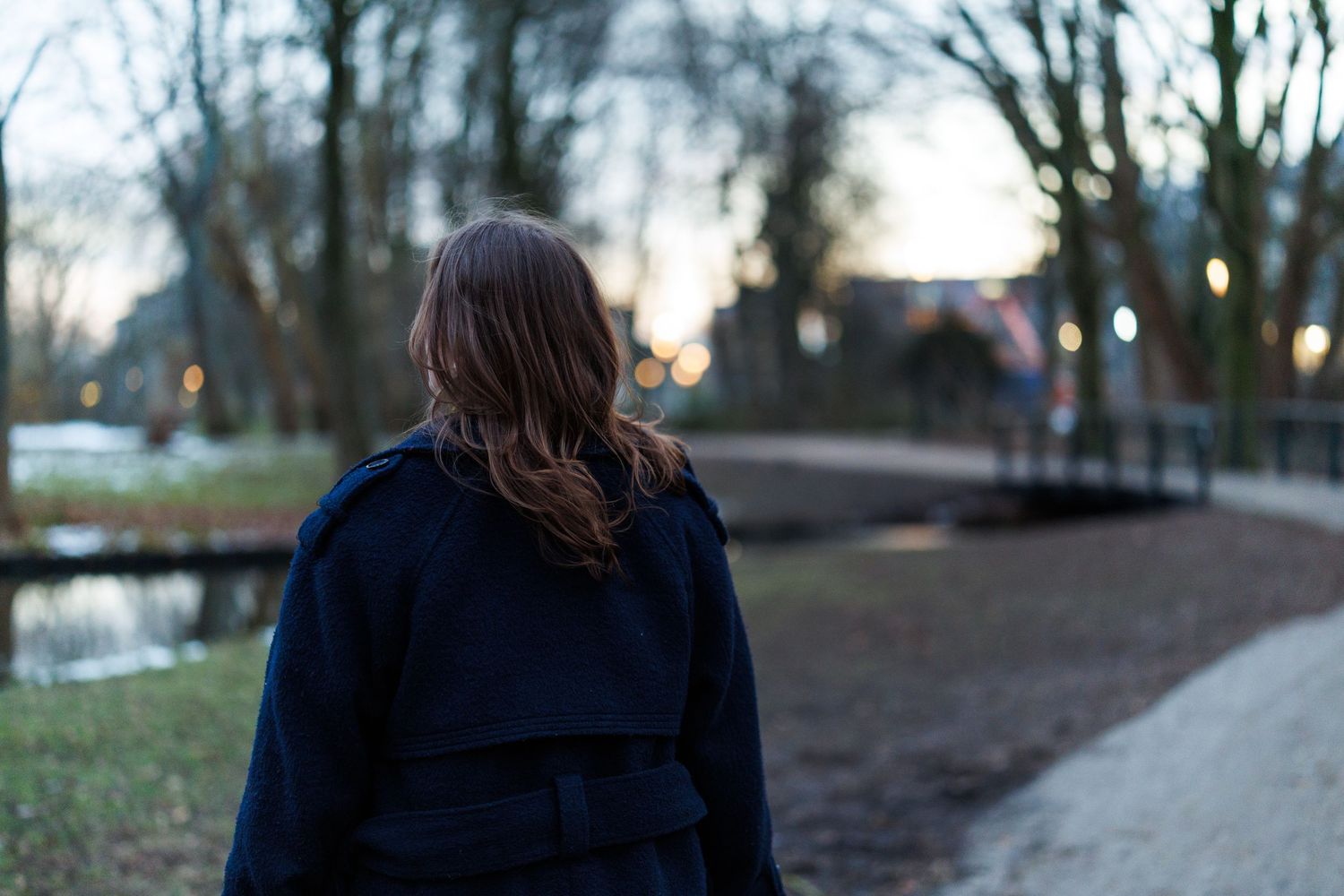 Portretfoto van een vrouw in een winterpark in alphen aan den rijn met sneeuw, vastgelegd met natuurlijk licht.