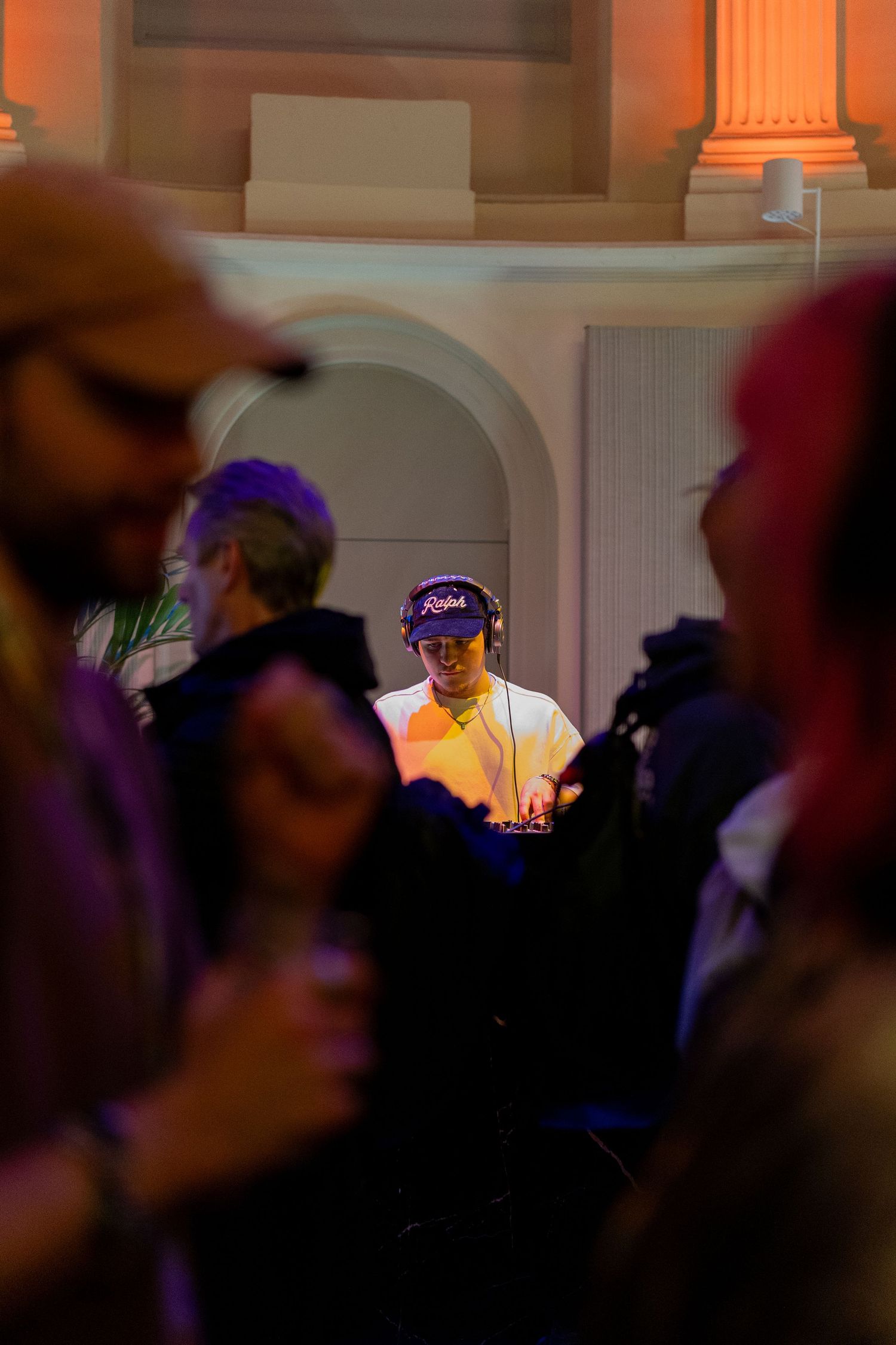 Eventfotografie van Oliver Cricket tijdens Amsterdam Dance Event (ADE), live performance met energieke sfeer.
