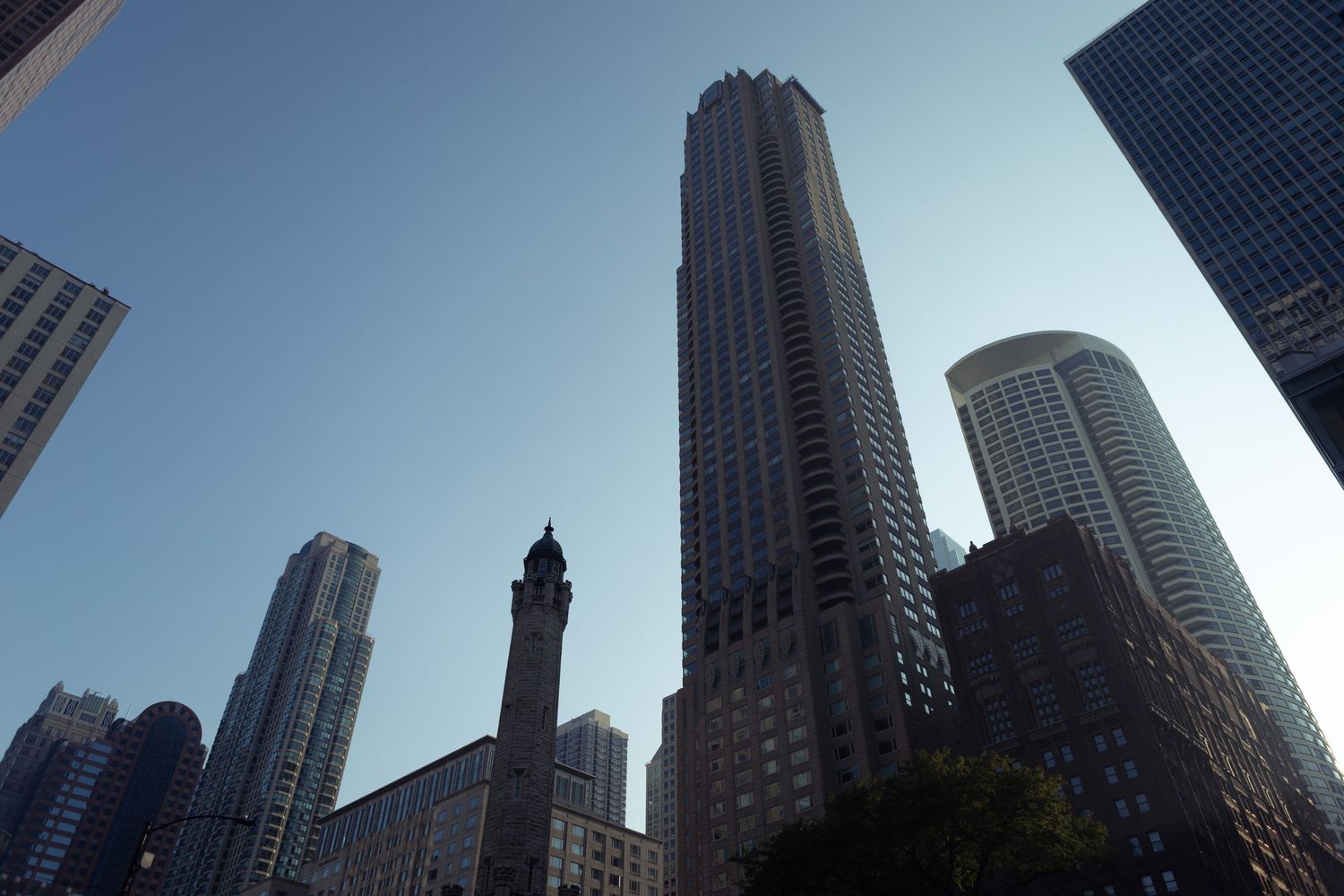 Stadsfoto van de skyline van Chicago met hoge wolkenkrabbers en iconische architectuur, gefotografeerd vanuit laag perspectief bij daglicht.