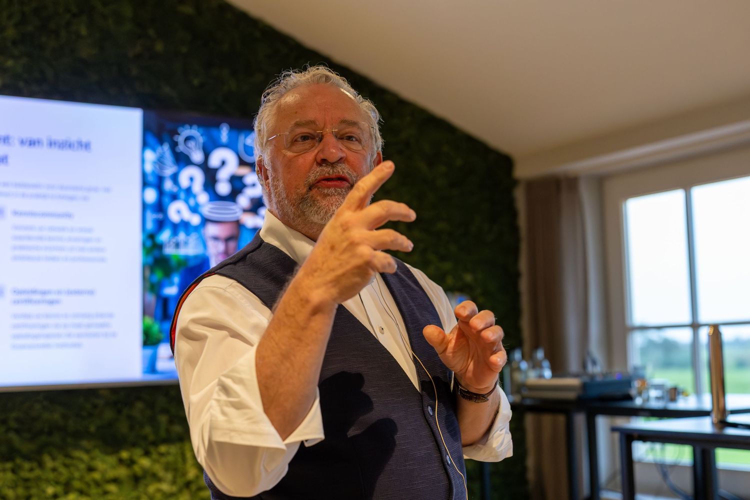 Boekpresentatie van De Groeiversneller door Wim Kweekel, vastgelegd tijdens een zakelijke presentatie.