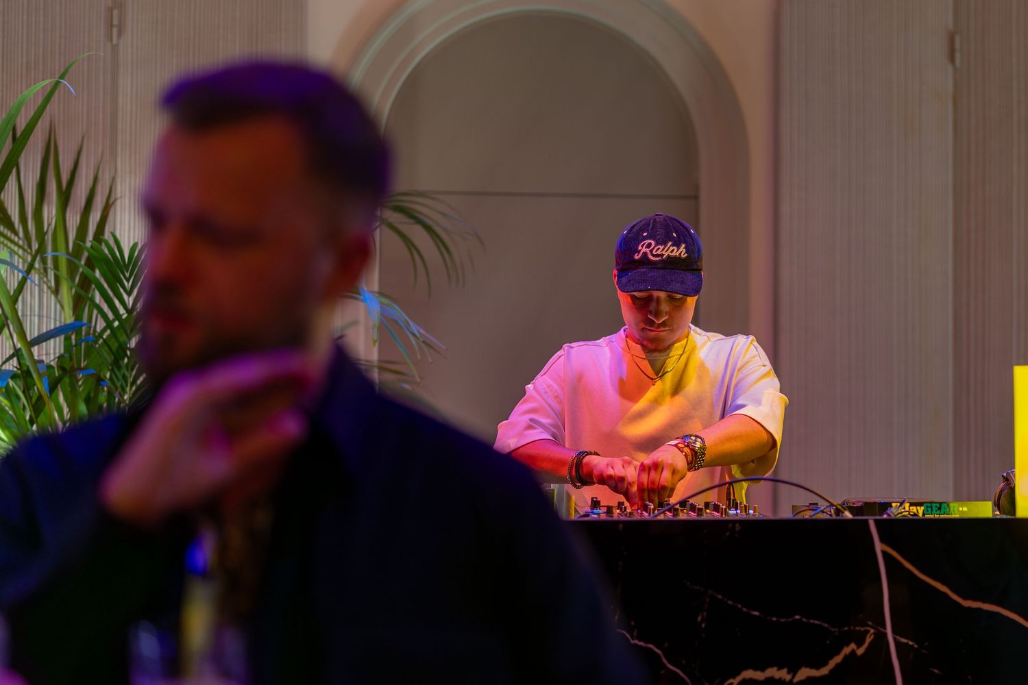 Eventfotografie van Oliver Cricket tijdens Amsterdam Dance Event (ADE), live performance met energieke sfeer.
