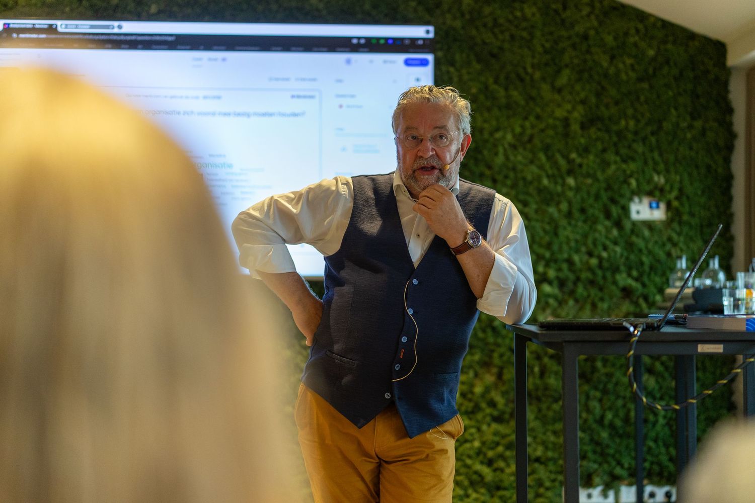 Boekpresentatie van De Groeiversneller door Wim Kweekel, vastgelegd tijdens een zakelijke presentatie.