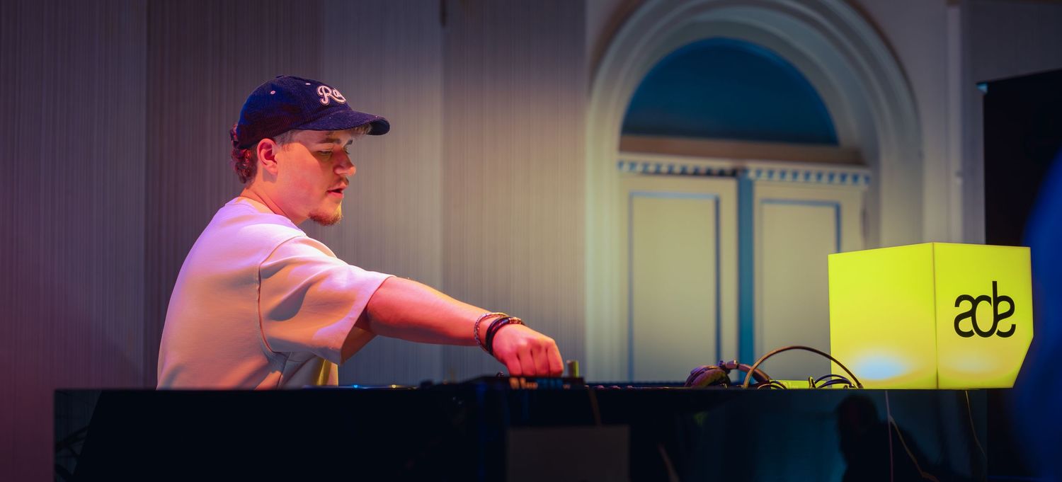 Eventfotografie van Oliver Cricket tijdens Amsterdam Dance Event (ADE), live performance met energieke sfeer.