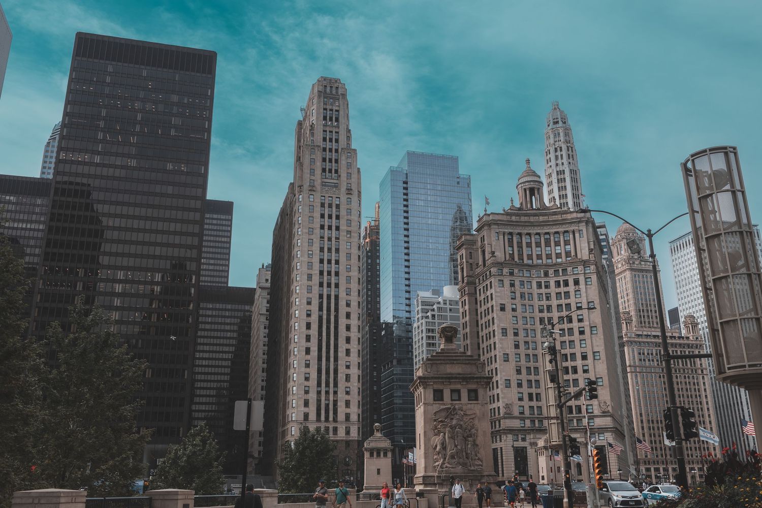 Stadsfoto van de skyline van Chicago met historische en moderne wolkenkrabbers, vastgelegd bij daglicht.