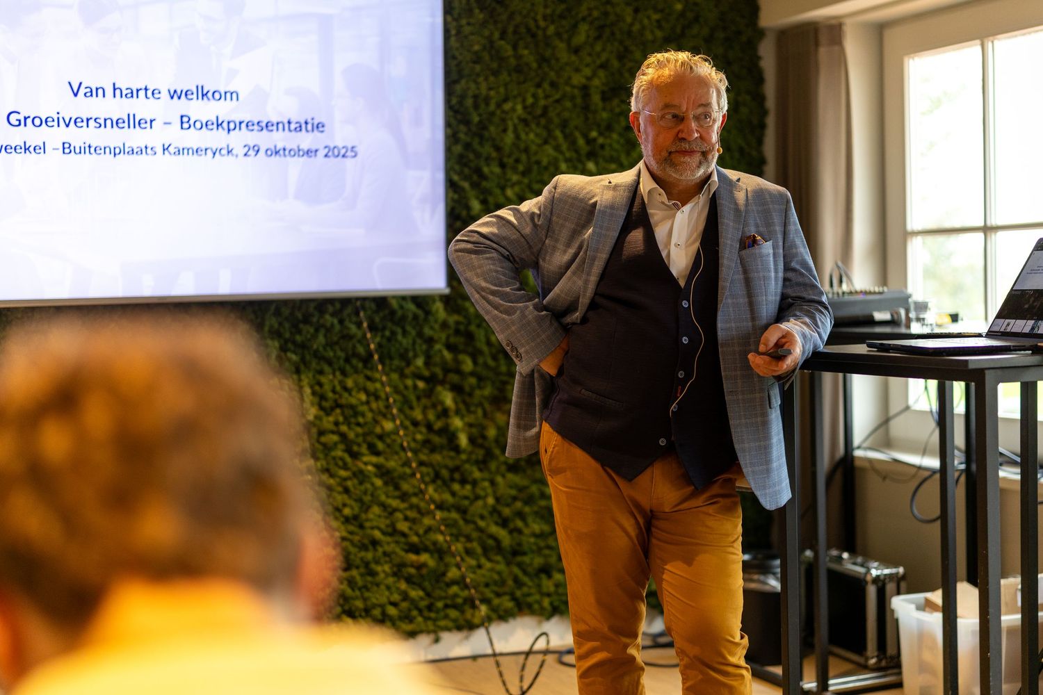 Boekpresentatie van De Groeiversneller door Wim Kweekel, vastgelegd tijdens een zakelijke presentatie.