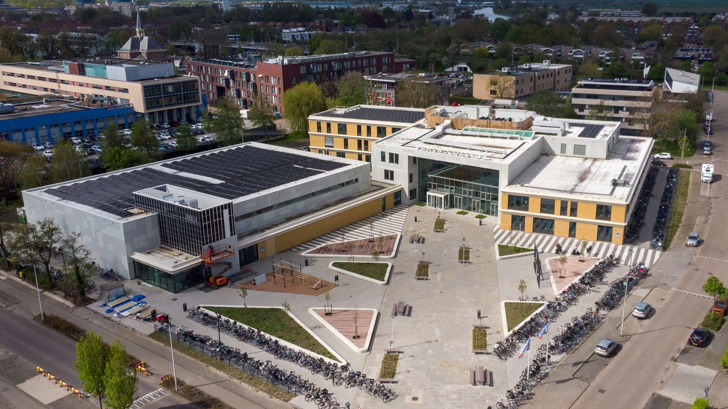 Dronefoto van het Scala College Henry Dunantweg met modern schoolgebouw en plein in Alphen aan den Rijn.