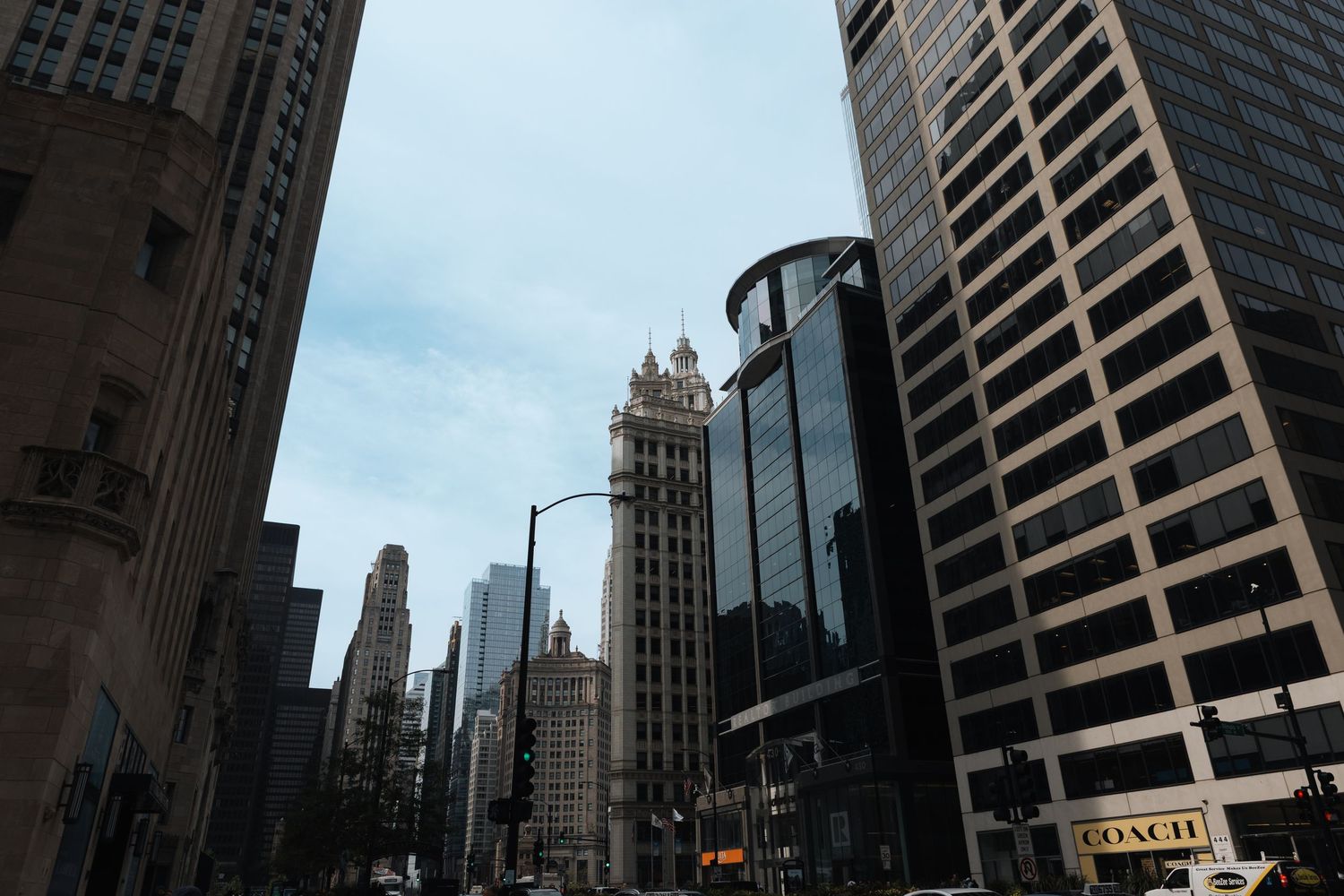 Straatfotografie in het centrum van Chicago met hoge wolkenkrabbers, stedelijk perspectief en druk stadsleven bij daglicht.