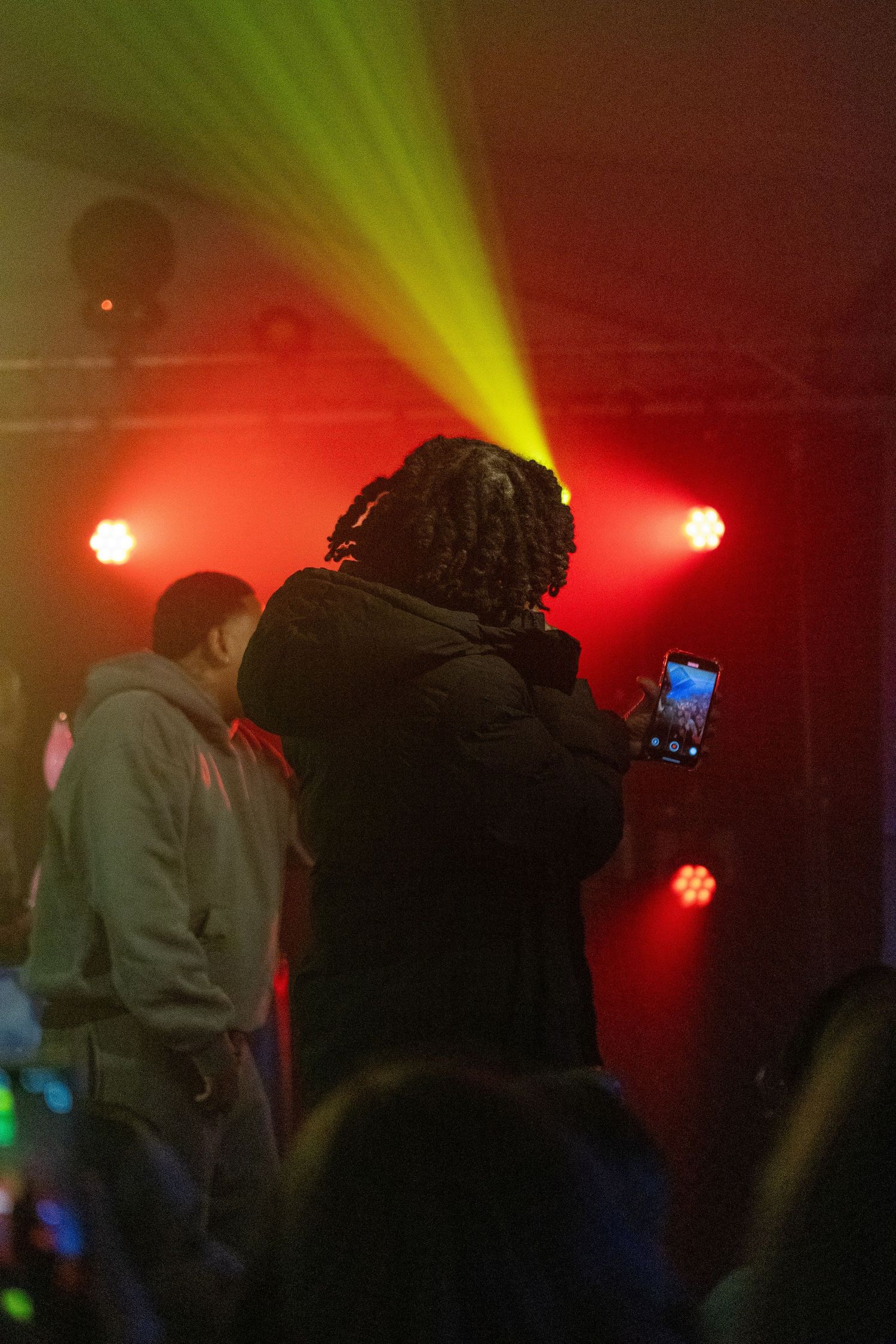 Eventfotografie van het leerlingenfeest van het Scala College in Alphen aan den Rijn, met energieke sfeer, muziek en jongeren in actie.