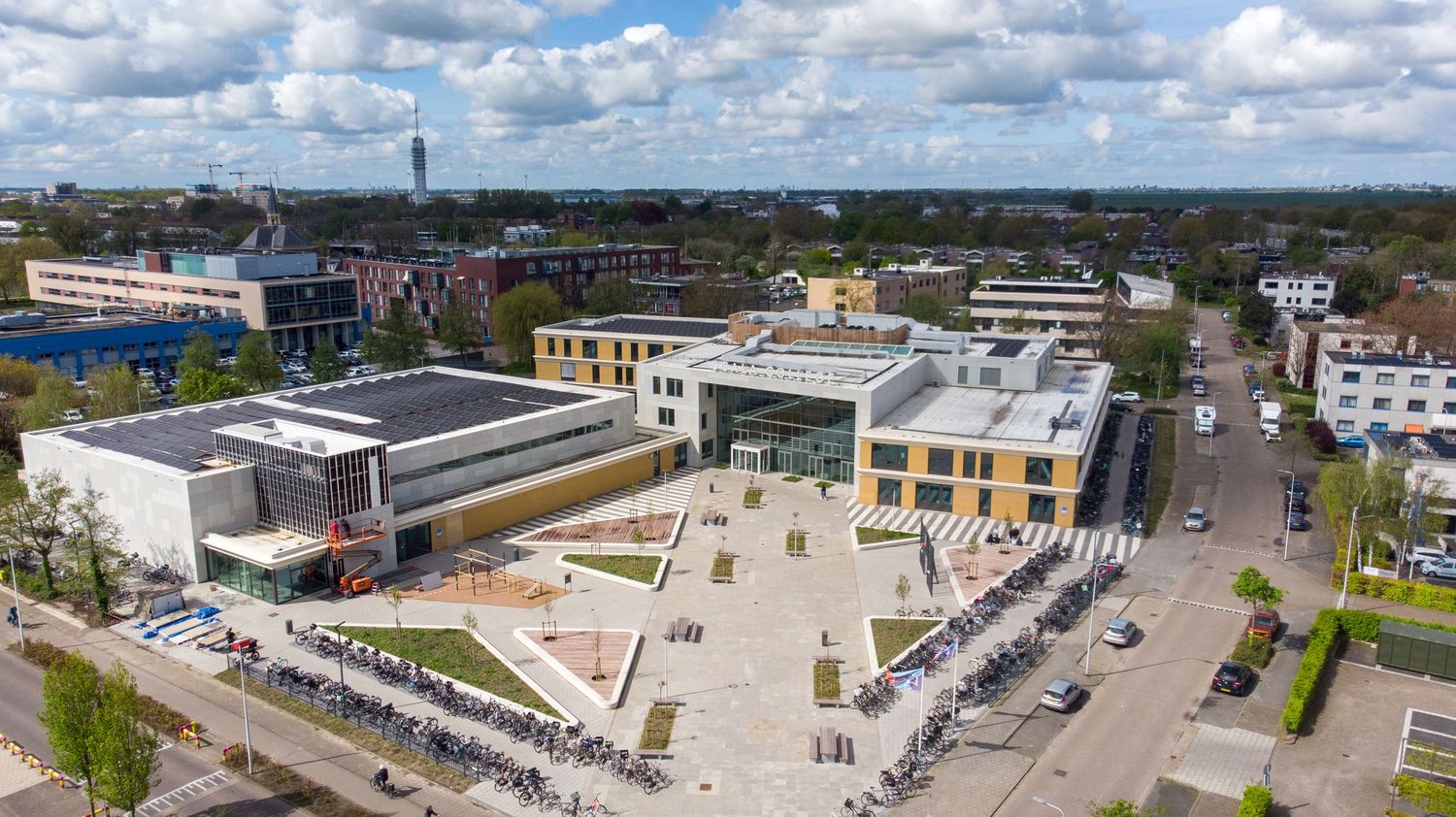 Dronefoto van het Scala College Henry Dunantweg met modern schoolgebouw en plein in Alphen aan den Rijn.