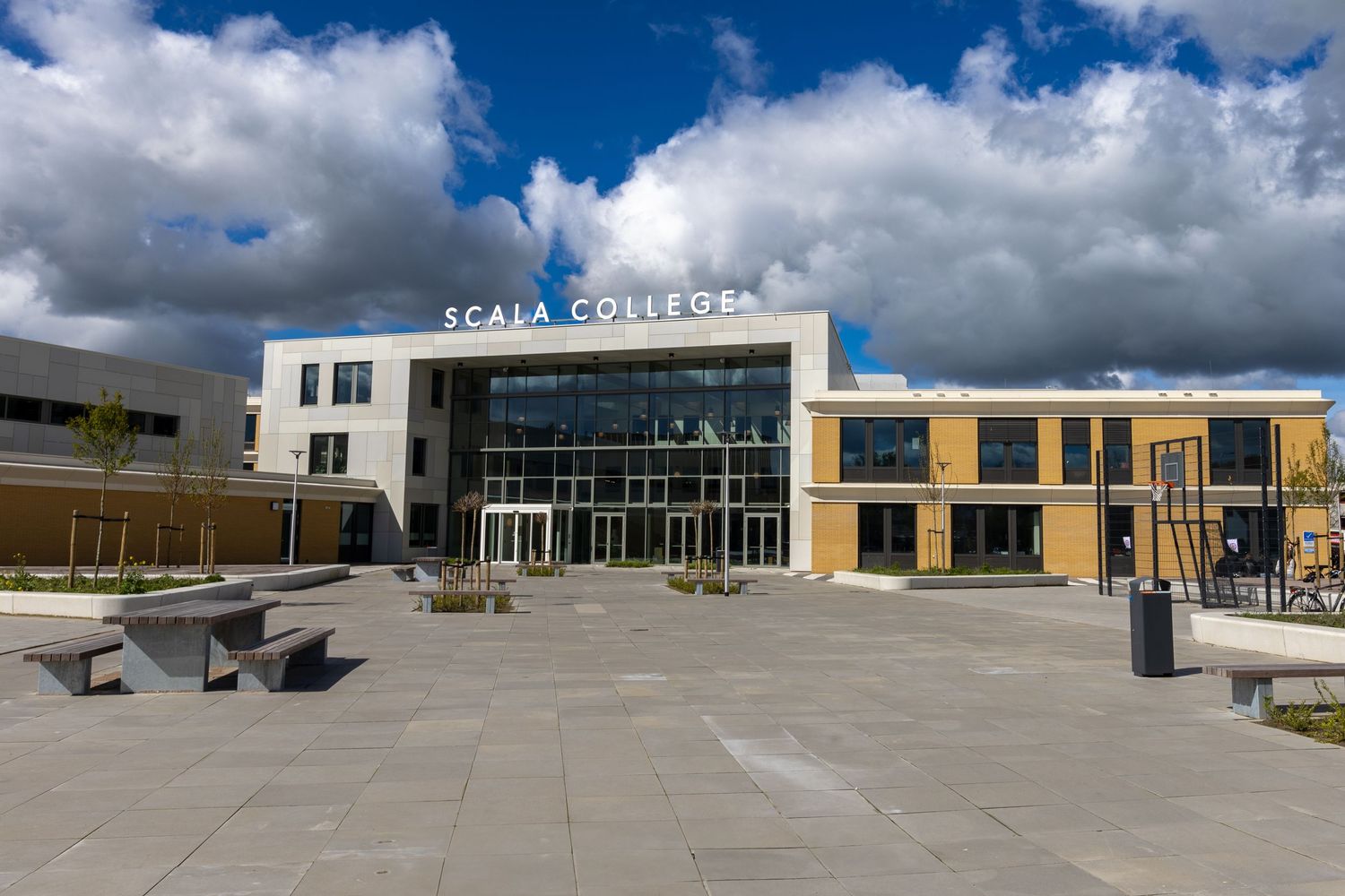 Overzichtsfoto van het Scala College Henry Dunantweg in Alphen aan den Rijn, moderne schoolarchitectuur en open plein.