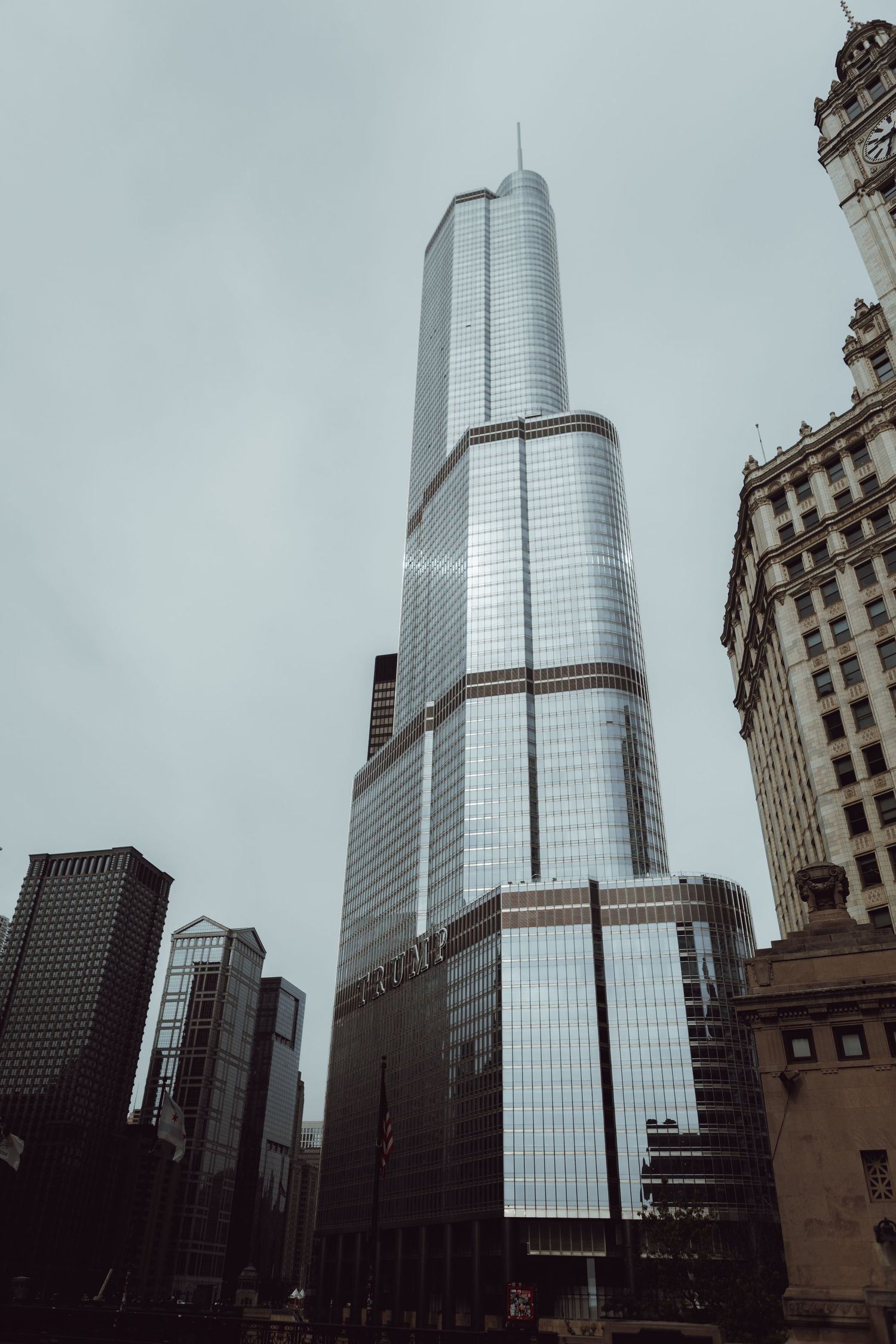 Architectuurfoto in Chicago van gevel met repeterende ramen en een glazenwassersplatform met rode accenten.