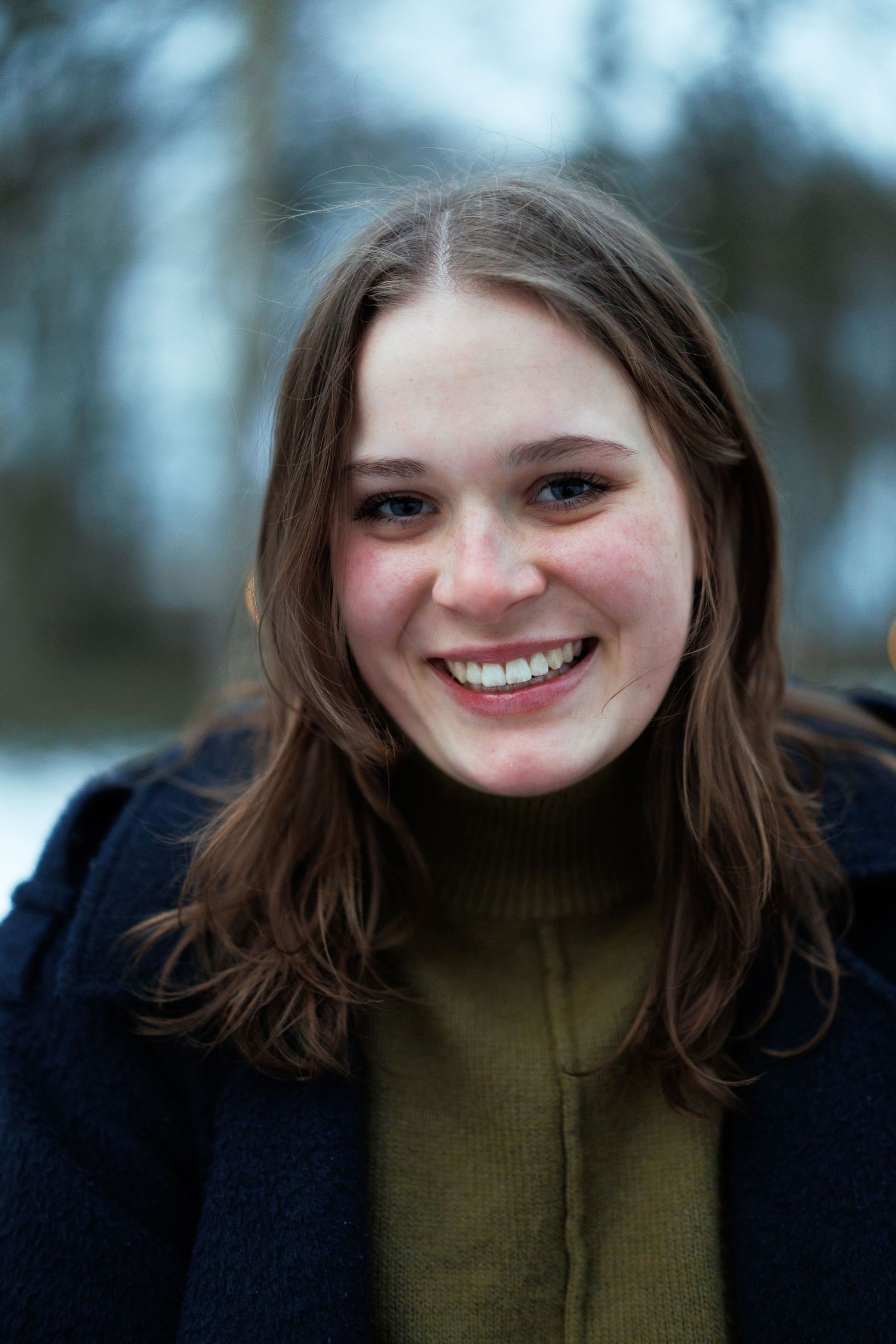 Portretfoto van een vrouw in een winterpark in alphen aan den rijn met sneeuw, vastgelegd met natuurlijk licht.
