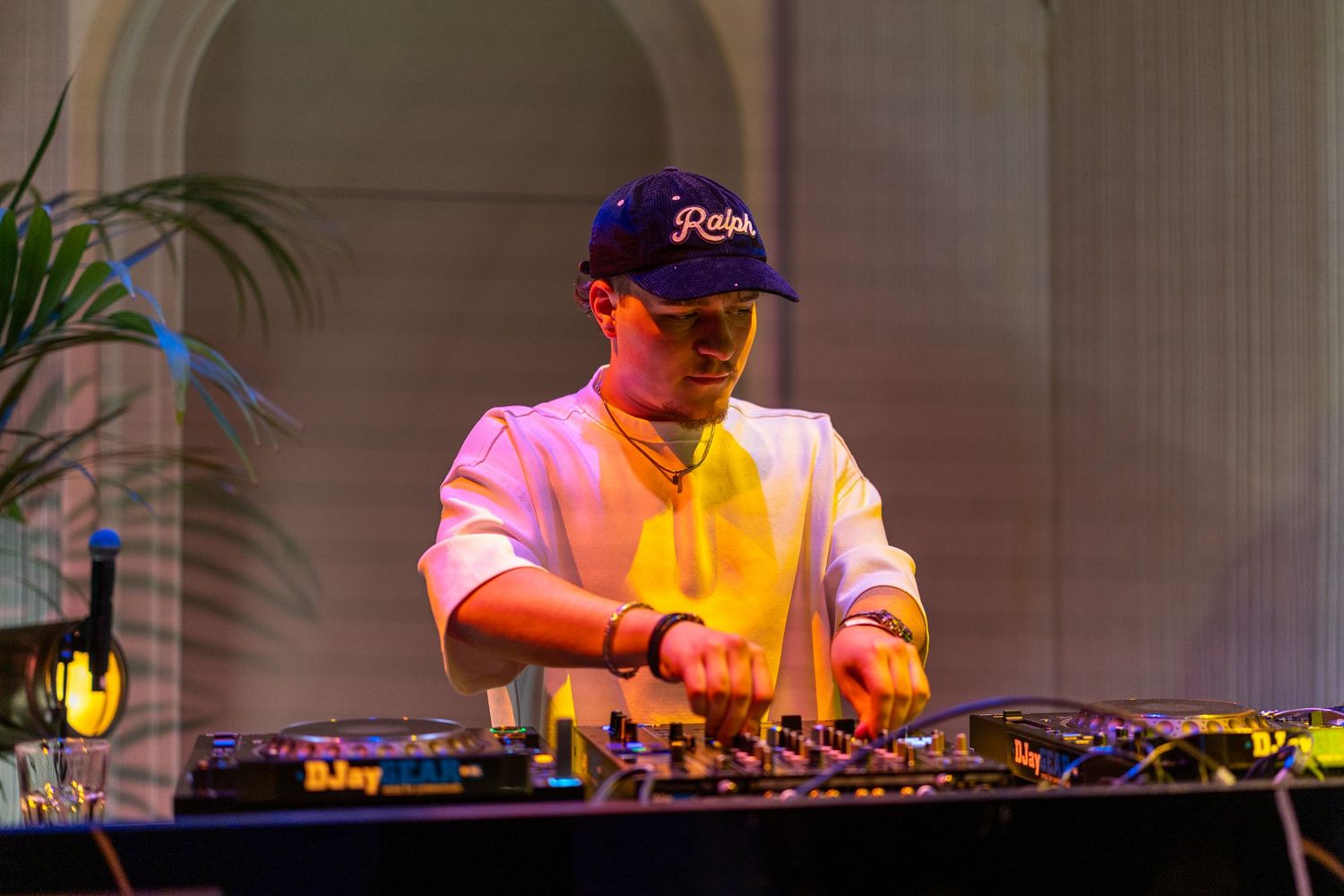 Eventfotografie van Oliver Cricket tijdens Amsterdam Dance Event (ADE), live performance met energieke sfeer.